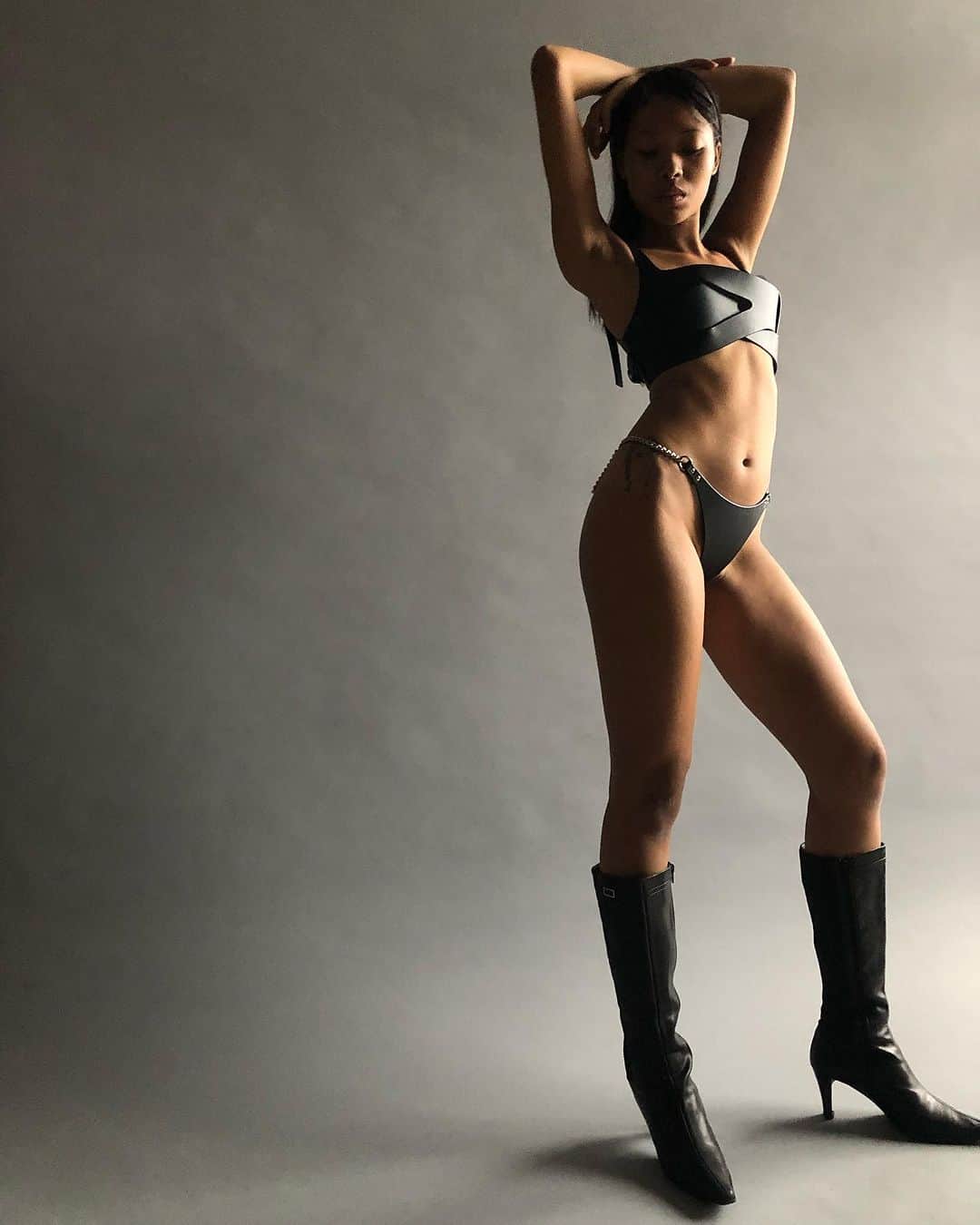 フリートイリヤさんのインスタグラム写真 - (フリートイリヤInstagram)「Zahra wearing the FI X Dion Lee Bra & Chain Thong in Black and Silver. #fleetilya #dionlee」11月21日 23時11分 - fleetilya