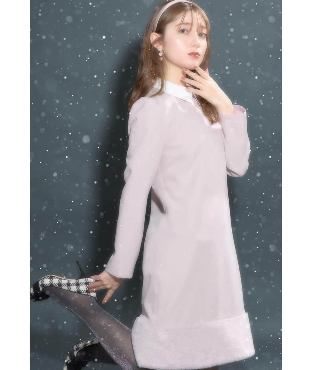 トッコクローゼットのインスタグラム：「__White Holiday Mood🎄🎅🏻🎁  襟付き裾ファー切り替えワンピース 186-181515　　 ¥7,590 157グレイッシュピンク　　01ベージュ  ． ． ． ． ． #toccocloset  #tocco #トッコクローゼット #トッコ #Whiteholidaymood #Christmas #クリスマス #クリスマスコーデ #ファーワンピース」