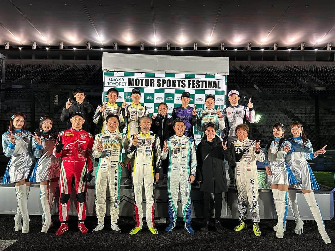 吉本大樹さんのインスタグラム写真 - (吉本大樹Instagram)「21 Nov 2023 毎年恒例 #OTGmotorsportsFestival でした！ グループが大きくなり、68チームによる構成でプリウスを使ったハイブリッドグランプリとなった #大阪トヨペットグループ の社内イベント。  今回もレーシングドライバーが2チームに分かれてハイブリッドグランプリに参加させて頂きました。予選はいかに早く風船🎈を膨らませて尻で割れるかというもの😂 急遽登場した可夢偉 @kamuikobayashi がその予選に参戦してくれました🤣  そんなハイブリッドグランプリの決勝はプロドライバーの2チームが1位、2位とワンツーを獲得しました😂 勿論我々は賞典外ですがだいぶ極めてきました笑 上位入賞された皆さまおめでとうございます🎊  社員のお子さん達も楽しめる様、遊具が抱負に準備されていたり、スーパーカーに子供達が乗れるコンテンツなども多くあり、本当に素晴らしく良いイベントだと思います。  朝一は #スプ子 のデモ走行とRC-F GT3のチェック走行を行いました。 そして我々レーサーのメインのお仕事はレーシングカーによる同乗走行。吉本は Ferrari 488 GT3担当でした。皆さんの笑顔が印象的でした！  ご参加の皆さん、運営スタッフの皆さま、お疲れ様でした&ありがとうございました。  引き続き車の楽しさをエンドユーザーの皆さんに伝えていきましょう！  #大阪トヨペット #大阪トヨペットグループ #OTG @osaka_toyopet  @otggroup_60  @otg_grgarage_60」11月21日 23時12分 - hiroyoshimoto
