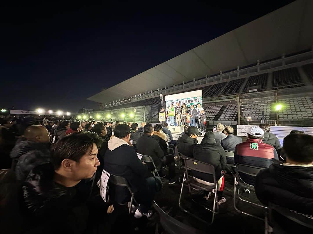 吉本大樹さんのインスタグラム写真 - (吉本大樹Instagram)「21 Nov 2023 毎年恒例 #OTGmotorsportsFestival でした！ グループが大きくなり、68チームによる構成でプリウスを使ったハイブリッドグランプリとなった #大阪トヨペットグループ の社内イベント。  今回もレーシングドライバーが2チームに分かれてハイブリッドグランプリに参加させて頂きました。予選はいかに早く風船🎈を膨らませて尻で割れるかというもの😂 急遽登場した可夢偉 @kamuikobayashi がその予選に参戦してくれました🤣  そんなハイブリッドグランプリの決勝はプロドライバーの2チームが1位、2位とワンツーを獲得しました😂 勿論我々は賞典外ですがだいぶ極めてきました笑 上位入賞された皆さまおめでとうございます🎊  社員のお子さん達も楽しめる様、遊具が抱負に準備されていたり、スーパーカーに子供達が乗れるコンテンツなども多くあり、本当に素晴らしく良いイベントだと思います。  朝一は #スプ子 のデモ走行とRC-F GT3のチェック走行を行いました。 そして我々レーサーのメインのお仕事はレーシングカーによる同乗走行。吉本は Ferrari 488 GT3担当でした。皆さんの笑顔が印象的でした！  ご参加の皆さん、運営スタッフの皆さま、お疲れ様でした&ありがとうございました。  引き続き車の楽しさをエンドユーザーの皆さんに伝えていきましょう！  #大阪トヨペット #大阪トヨペットグループ #OTG @osaka_toyopet  @otggroup_60  @otg_grgarage_60」11月21日 23時12分 - hiroyoshimoto