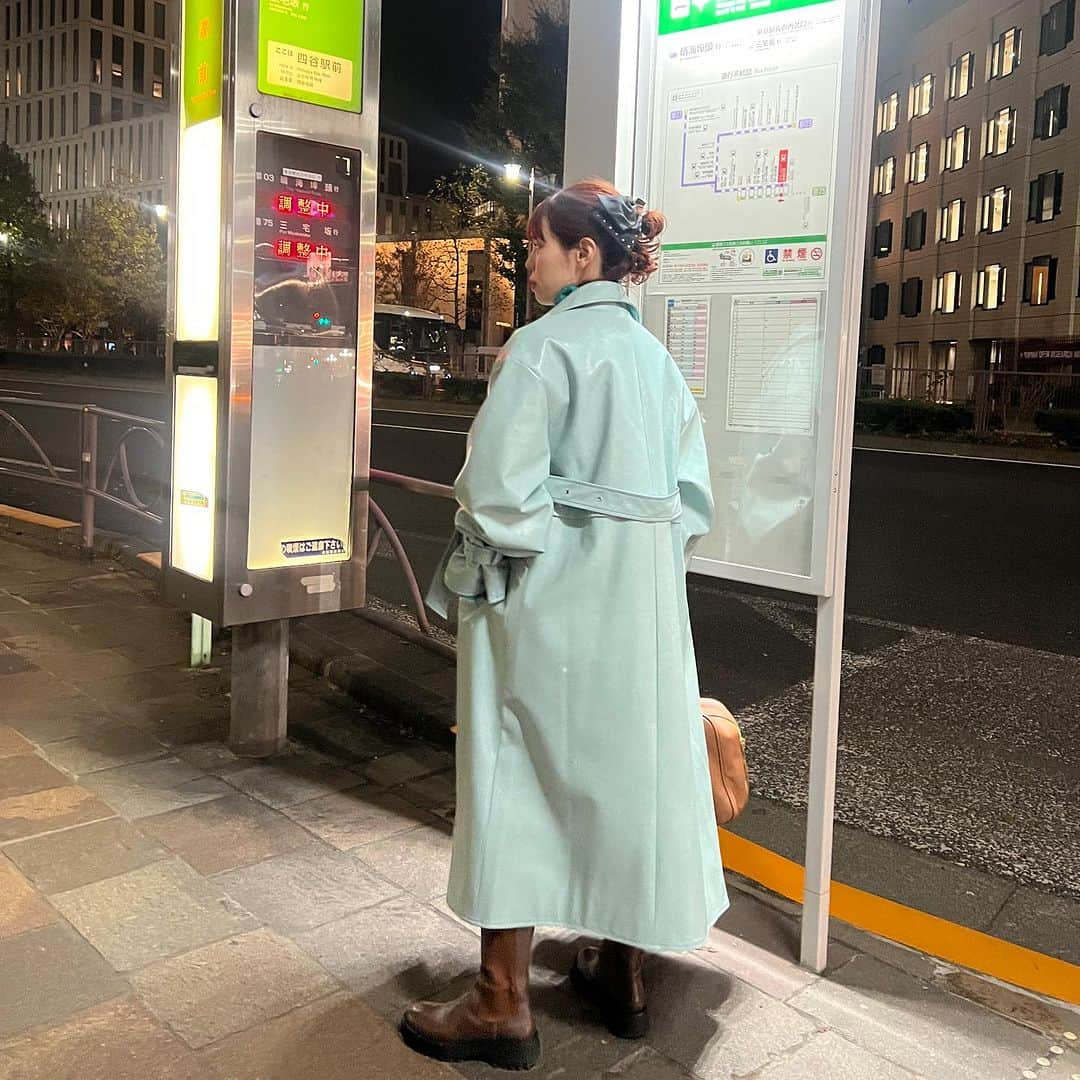 瀬戸あゆみさんのインスタグラム写真 - (瀬戸あゆみInstagram)「レザーコート、ブルーにも大ハマりの予感🩵🪽 @dear_sisterhood  とにかく形がきれい。。 そして高級感のあるフェイクレザーの質感も。。。 あと、タートルネックも相変わらずインナーにするのにハマっている！ 夏に展示会で届いたけど着そびれていた @dreamsisterjane ワンピース👗 夏用のお洋服も、この方法だったら通年着れちゃう❣️  この日は久しぶりにオフィスに1日出勤でした。 @_wanco02m ちゃんとインスタライブもしました！🐶 アーカイブ残ってるのでよかったら観てください♡ #dearsisterhood #sisterjane #ayumi_outfit」11月21日 23時25分 - setoayumi