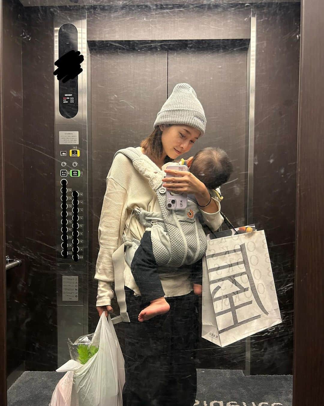 牧野莉佳さんのインスタグラム写真 - (牧野莉佳Instagram)「. 気付けばあっという間に11月後半！🥺  この２ヶ月くらいずっと 👦🏻謎のお熱→突発性発疹→アデノ って長めの高熱が続いてて、 気付いたら私も発熱、喉痛いー あれ、声出ないーー🫠🫨 てな感じで子供がもらってくるウイルスと闘いながら、看病したり仕事したりバタバタと過ごしてました☺︎  そんな状況でも少し熱が下がると元気になって暴れだす怪獣さん👦🏻 少し目離した隙にティッシュ散らかってるし、散らかした本人は台所に移動して紙袋に入ったペットボトルぜーんぶ出して壁にバンバン楽しそうに遊んでるし、、👦🏻 最近は怪獣度増してきて大変です🦖 それでも寝顔見ると可愛くて愛おしくてしょうがないから不思議😂🩷子供の力は偉大ですね！ すーぐ重くなって抱っこなんて出来なくなるんだから、出来るうちは永遠に抱っこしていたい♡ らぶらぶしてる時間が本当に幸せです  急に寒くなってきて乾燥してるし、みなさんも風邪に気をつけて下さいね！！」11月21日 23時25分 - makino_rika