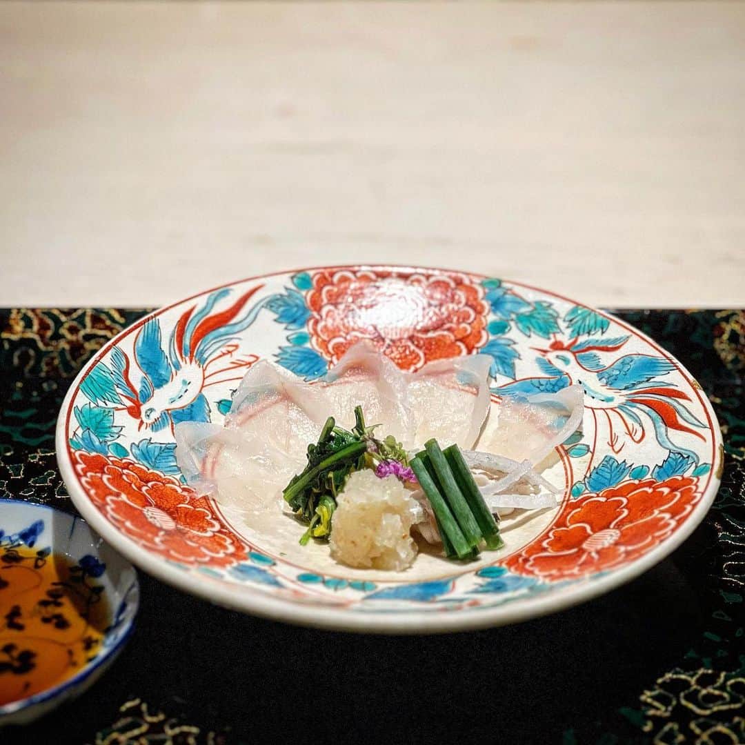能美黎子さんのインスタグラム写真 - (能美黎子Instagram)「・ 完全予約制のミシュラン一つ星店  「銀座　うち山 @ginza_uchiyama 」へ。  美食家の友人がおすすめしてくれた 鯛茶漬けが名物の日本料理の名店。  今回はディナーで、 “さらに上質なコース”を利用。  10月にお伺いした時は、 鱧、松茸、河豚などをふんだんに使用した 贅沢な内容でした。  何より本店の醍醐味である うち山さんの奏でるお料理と おもてなしが最高に温かくて 心からほっこりとして、 とっても幸せな時間でした。  焼胡麻豆腐が印象深く美味。  松茸がコリコリで香り豊かで 秋を感じられた夜🍂 鱧の骨切りの音がとっても綺麗で 愉しむことができました。  名物の鯛茶漬けは、 色々な食べ方で愉しむことができ 特製の出汁も本当に澄んでて 最後まで胃がすっきりしている軽やかさに感動。  ランチの鯛茶漬けは、 日本一予約が困難と言われるほど 大人気だそう。 お値段を聞いたら1,980円（税込）で食べられるそうです。  夜のコースのご予約は比較的取りやすいですが、 ランチは中々困難そう…  また食べに行きたいと思ったお店。  --------------------  銀座　うち山 @ginza_uchiyama  〒104-0061　 東京都中央区銀座2-12-3ライトビルB１ 03-3541-6720  -------------------  #銀座うち山 #うち山 #鯛茶漬け #ミシュラン一つ星 #ミシュラン東京 #ミシュランビブグルマン #ミシュラン巡り#食べログ百名店 #食べログ高評価 #コスパランチ #予約困難店 #予約必須 #美味しいお店 #美味しいもの巡り #また行きたいお店 #銀座グルメ #銀座ディナー #銀座ランチ #贅沢ランチ」11月21日 23時24分 - reikonohmi