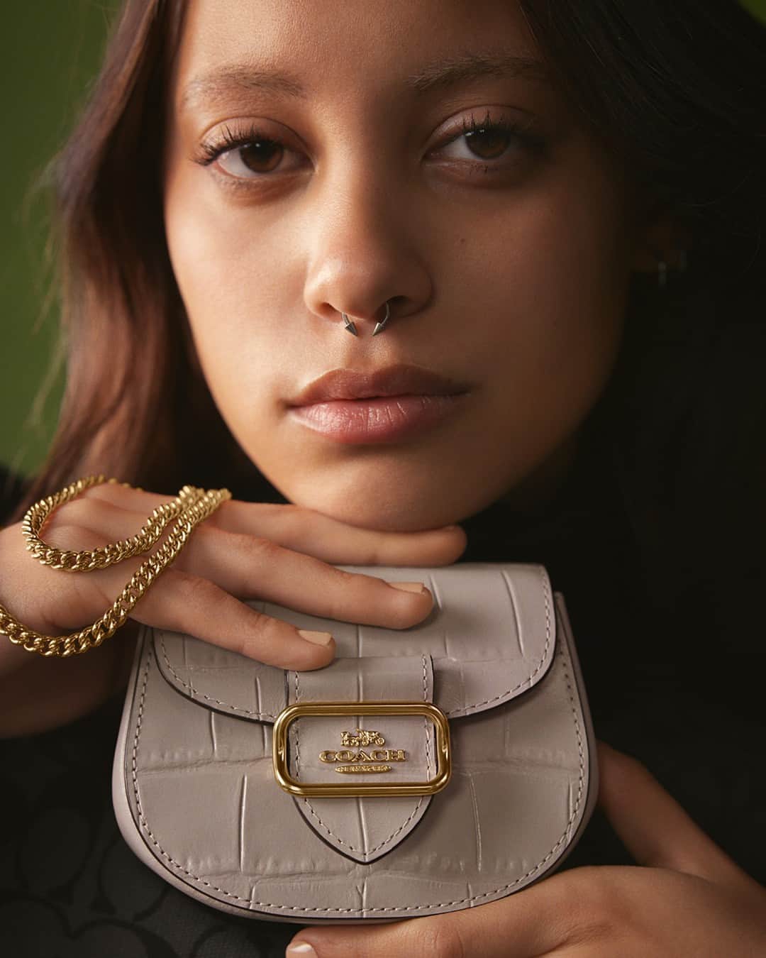 コーチのインスタグラム：「When you’re carrying essentials only. What are yours?  Our #CoachHoliday story celebrates the gifts that give us the confidence to be ourselves.   #CoachOutlet」