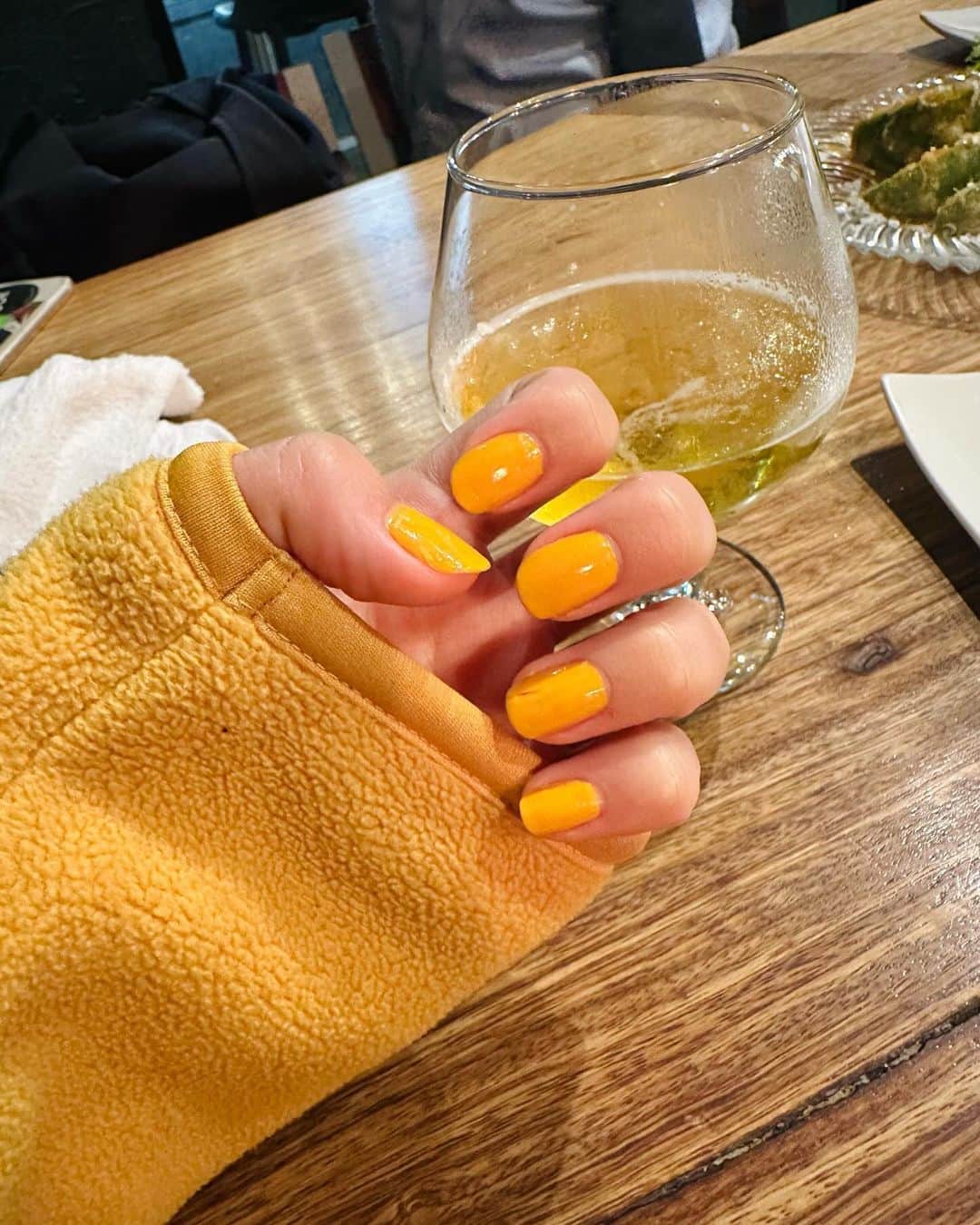 りっちゃんのインスタグラム：「つめビール色にした💛💛  自分メモ ・黄色はさすがに二度ぬり必要 ・トップコートぬってみた、取れにくい気がする  #rmkネイルポリッシュ #rmkネイルポリッシュex29  #ビール女子 #ビール最高 #ビール好きと繋がりたい」