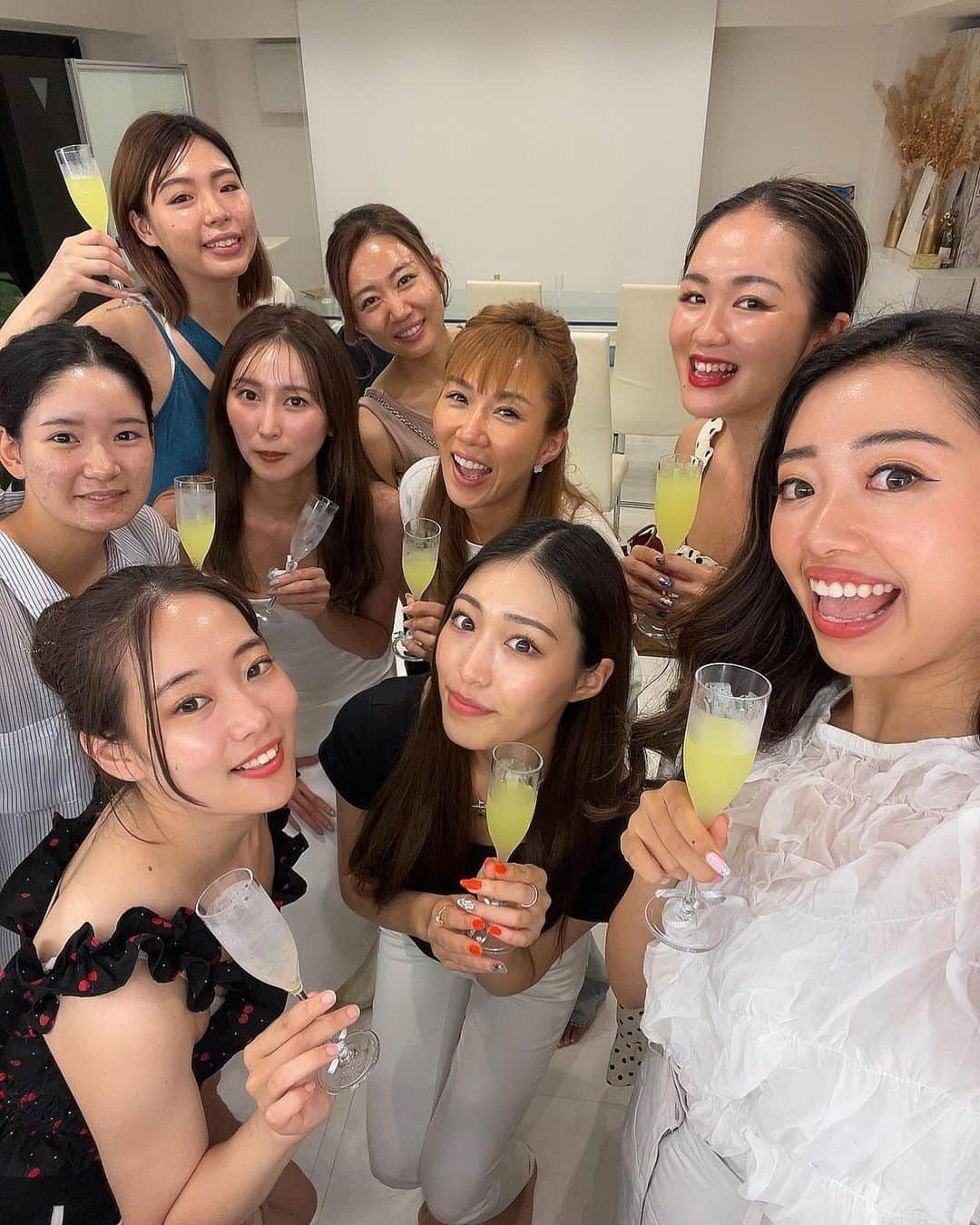 駄原杏里沙さんのインスタグラム写真 - (駄原杏里沙Instagram)「. Beauty party🥂🤍 招待制のイベント開催 大好きなまりあちゃんも 遊びにきてくれて みんなで盛り上がり💋  ホームケアで綺麗になれる #シャイニー肌メゾット　 本当に綺麗になりたい方に 届けたい🫶🫶 また開催するのでお楽しみに💋  #シャイニー肌メゾット#シャイニー肌タイム  #スキンケア#お肌ケア#ホームスキンケア #自分磨き#肩こり#パーティー  #綺麗になりたい人と繋がりたい」11月21日 23時21分 - arisadahara_bl8m