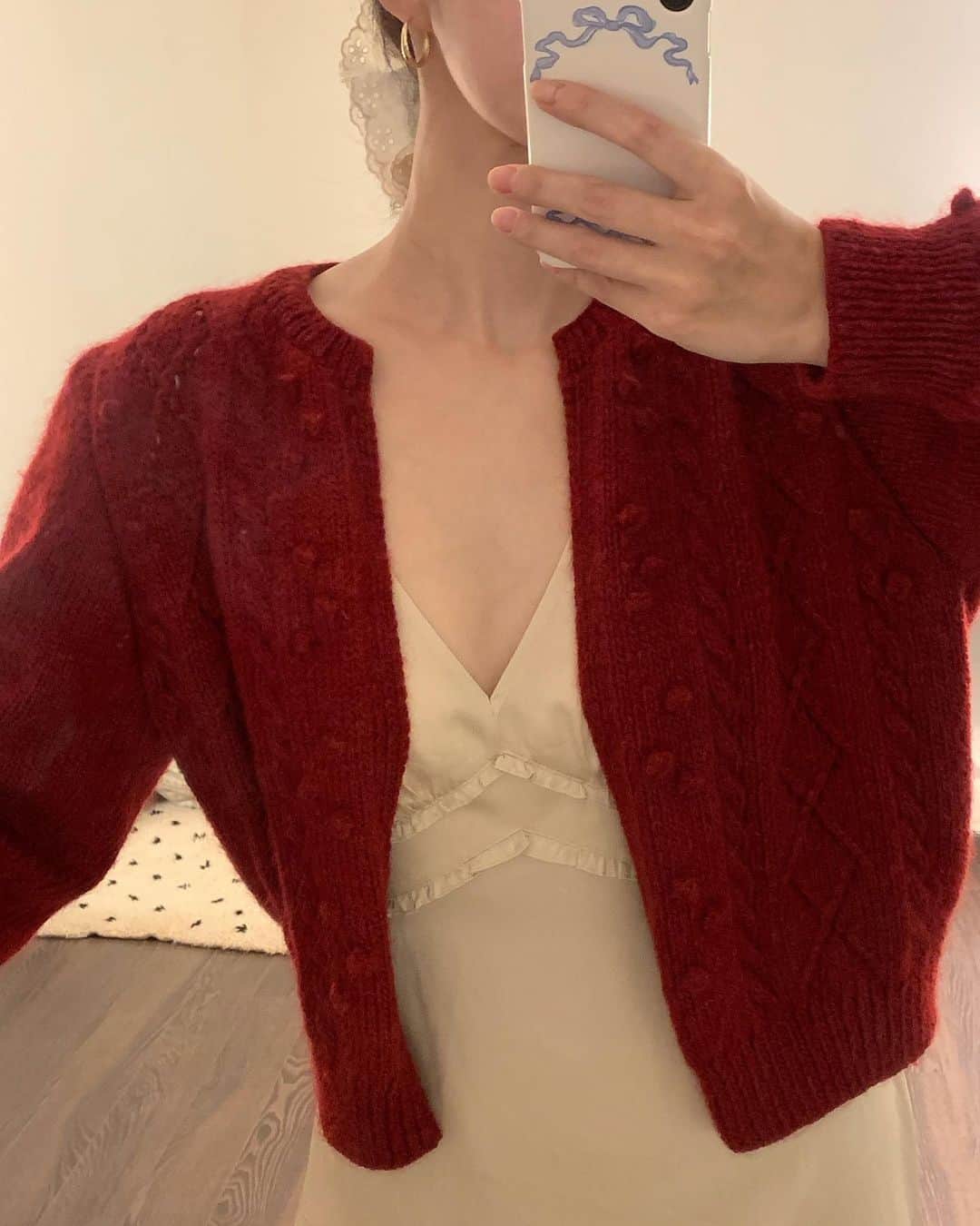 セム のインスタグラム：「꽈배기, 아가일, 팝콘까지 넣어가며 한 땀 한 땀 떠서 3년째 겨울마다 꺼내입는 가디건을 또 다시 꺼냈다! 그리고 새 아이폰으로 바꿨는데 색감은 xs가 더 예쁘네」