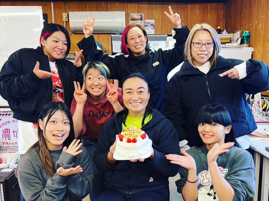 里村明衣子さんのインスタグラム写真 - (里村明衣子Instagram)「選手達からの力強いアドバイス🎂 どんな思いでケーキ屋さんはメッセージを書いたんだろうか😆 ありがとうございます😭 #SENJO  2023.11.21」11月21日 23時27分 - meiko_satomura