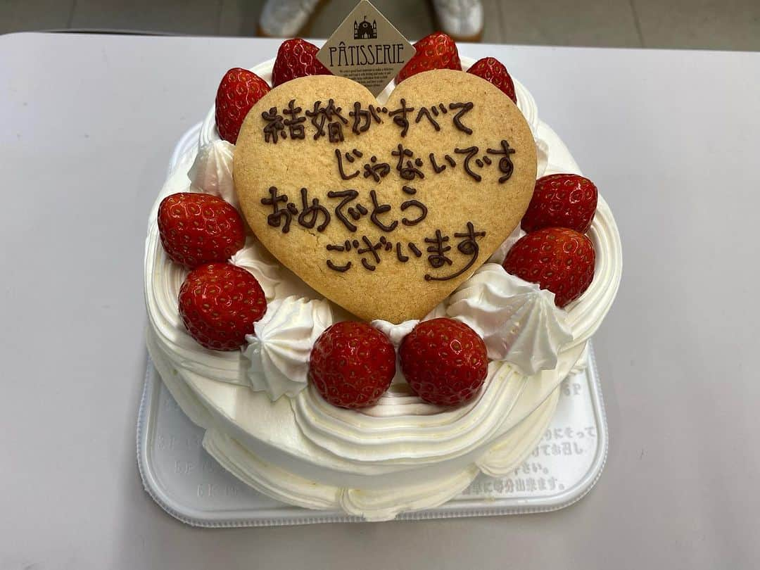 里村明衣子のインスタグラム：「選手達からの力強いアドバイス🎂 どんな思いでケーキ屋さんはメッセージを書いたんだろうか😆 ありがとうございます😭 #SENJO  2023.11.21」