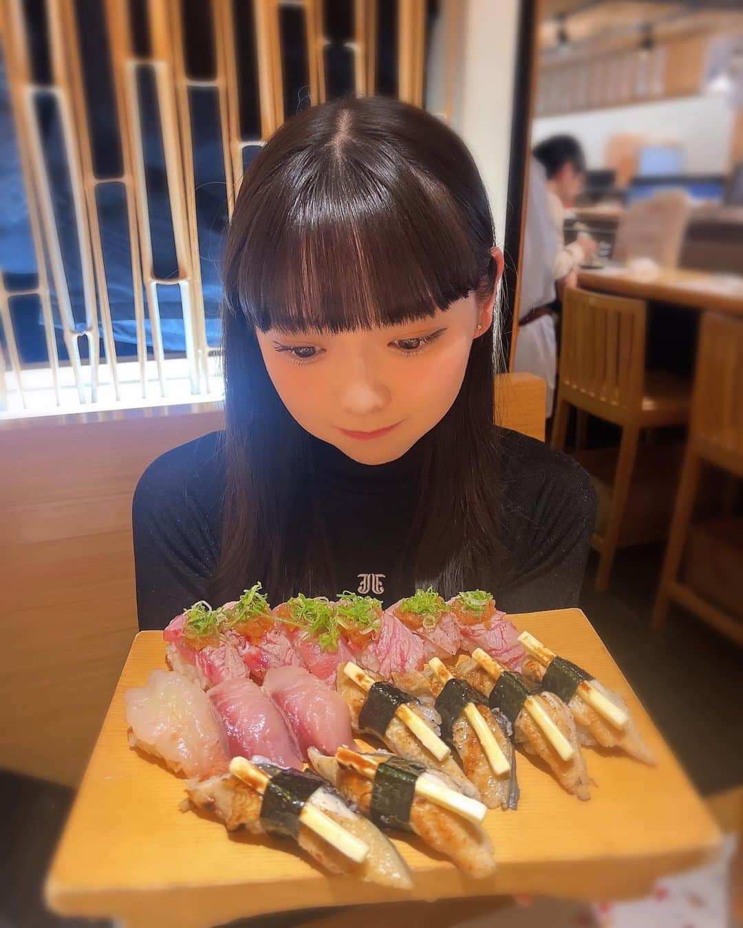 籾山ひめりさんのインスタグラム写真 - (籾山ひめりInstagram)「大阪で念願のうなぎバターたべた〜🤤✨ ･ 前からずっと食べてみたくてやっといけたのぉ🥺🫶 美味しすぎて幸せだった💕 ･  #うなぎバター  #じねん  #お寿司 #思い出 #大阪 #ご飯 #ぱっつん前髪  #黒髪ロング #ootd」11月21日 23時27分 - momichan_hime