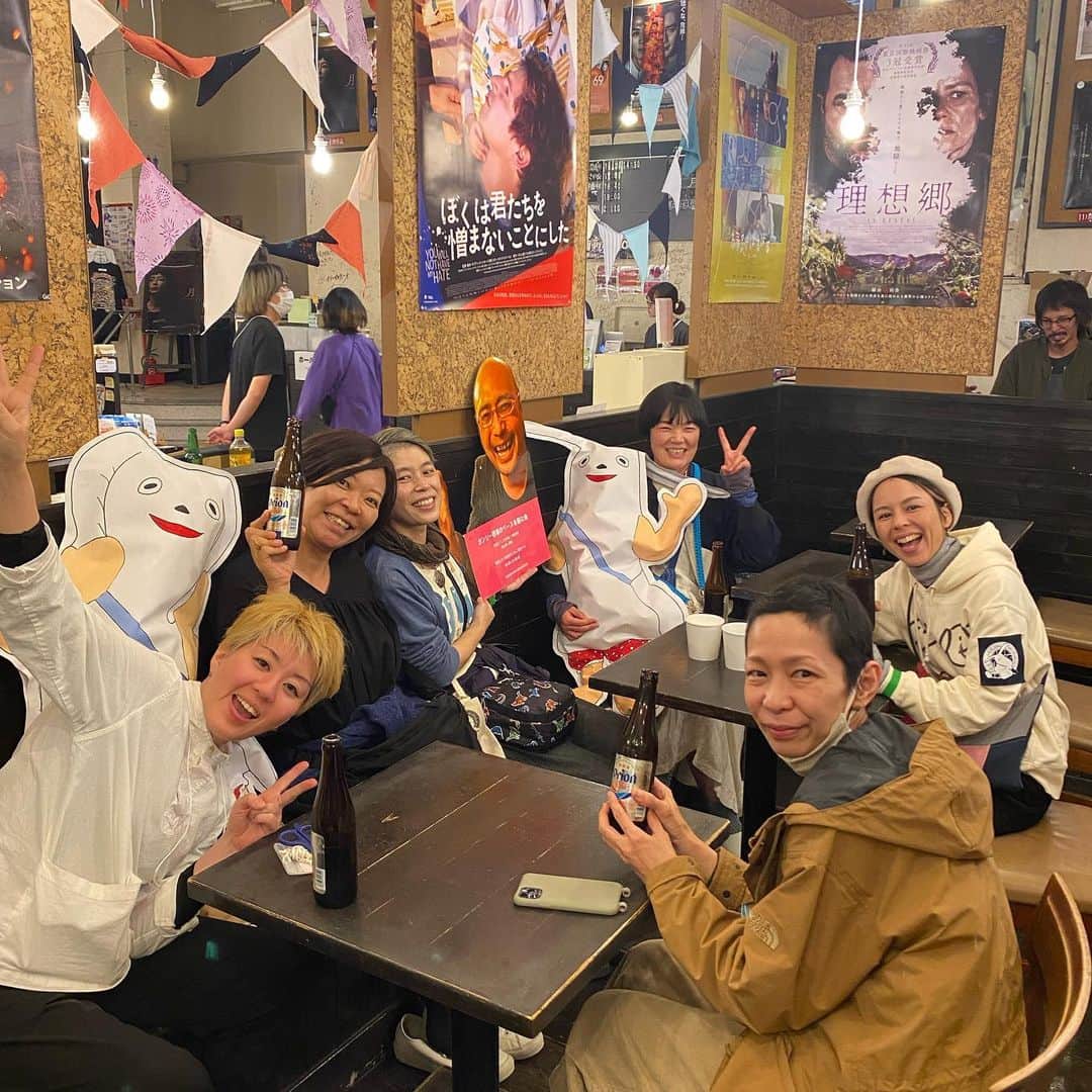 タテタカコのインスタグラム：「各会場へ機材を運んだり、 装飾をおしみなく夜なべしてくださったり、マルシェのご準備をされたり、 受付をしてくださったり、 小さなかわいいスタッフさんたちも駆け回ってくださったり、 またたくまに撤収したり片付けをしてくださった皆様の姿がライブそのもので、 何度も胸が熱くなりました🙇‍♂️  たくさんの方々の愛情深い日々に、 ありがとうございました。」
