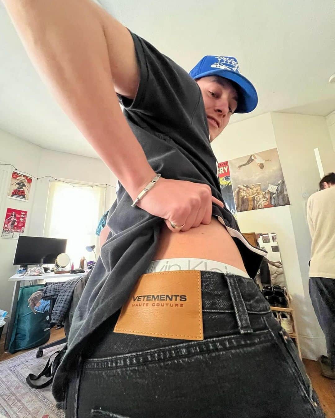 ヴェトモンのインスタグラム：「VETEMENTS  CREDIT: 1 @johsanmuhammad 2 @f.scipioni 3 @inmyownmindfr 4 @alicia_olivasl 5 @khliebnikova」