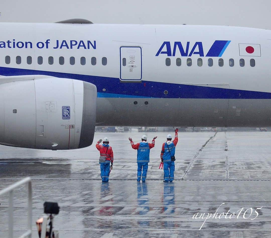 All Nippon Airwaysのインスタグラム：「👋 Soar into new heights with our amazing crew! ✈️ Your journey starts with a warm welcome from our dedicated team.   Comment below where you’d like to go today?  #AllNipponAirways #FlyANA  📷: Thank you to @an_photo105 for the incredible photo!」