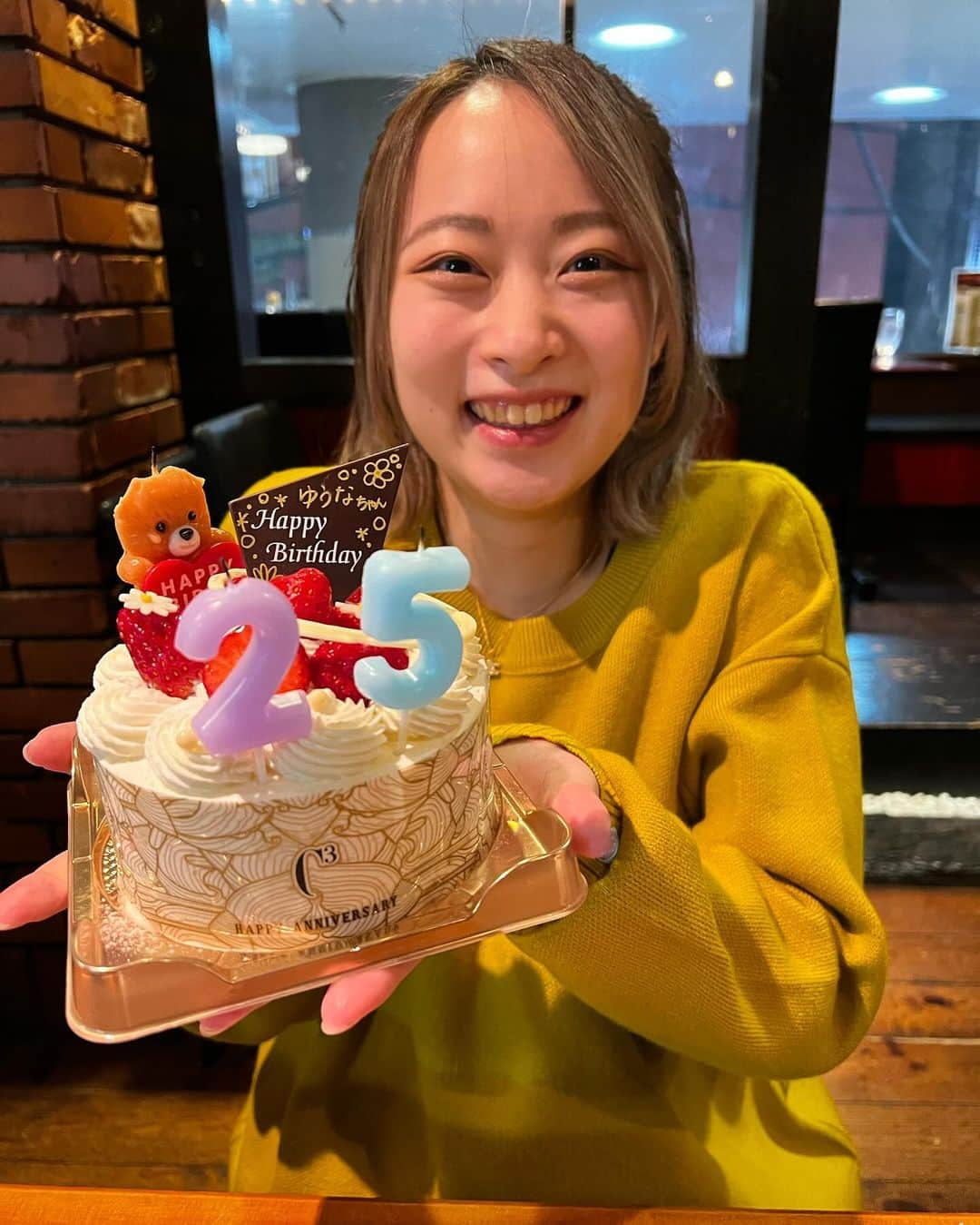 平岩優奈のインスタグラム：「25歳になりました🌱  メッセージくれた方ありがとうございます🥰 たくさんの方に祝ってもらえて幸せです·͜·♡❤️  サプライズも感動でした🌷𓈒𓂂𓏸  25歳も明るく元気に過ごしたいと思います♡꙼̈ あとは色々なことに挑戦して、かっこいいお母さんを目指します‎🫶🏻️💓‪  素敵な1日過ぎてまとめられないのでこの辺で‪☺︎‬‪  ありがとうございました⸜ ❤︎ ⸝」