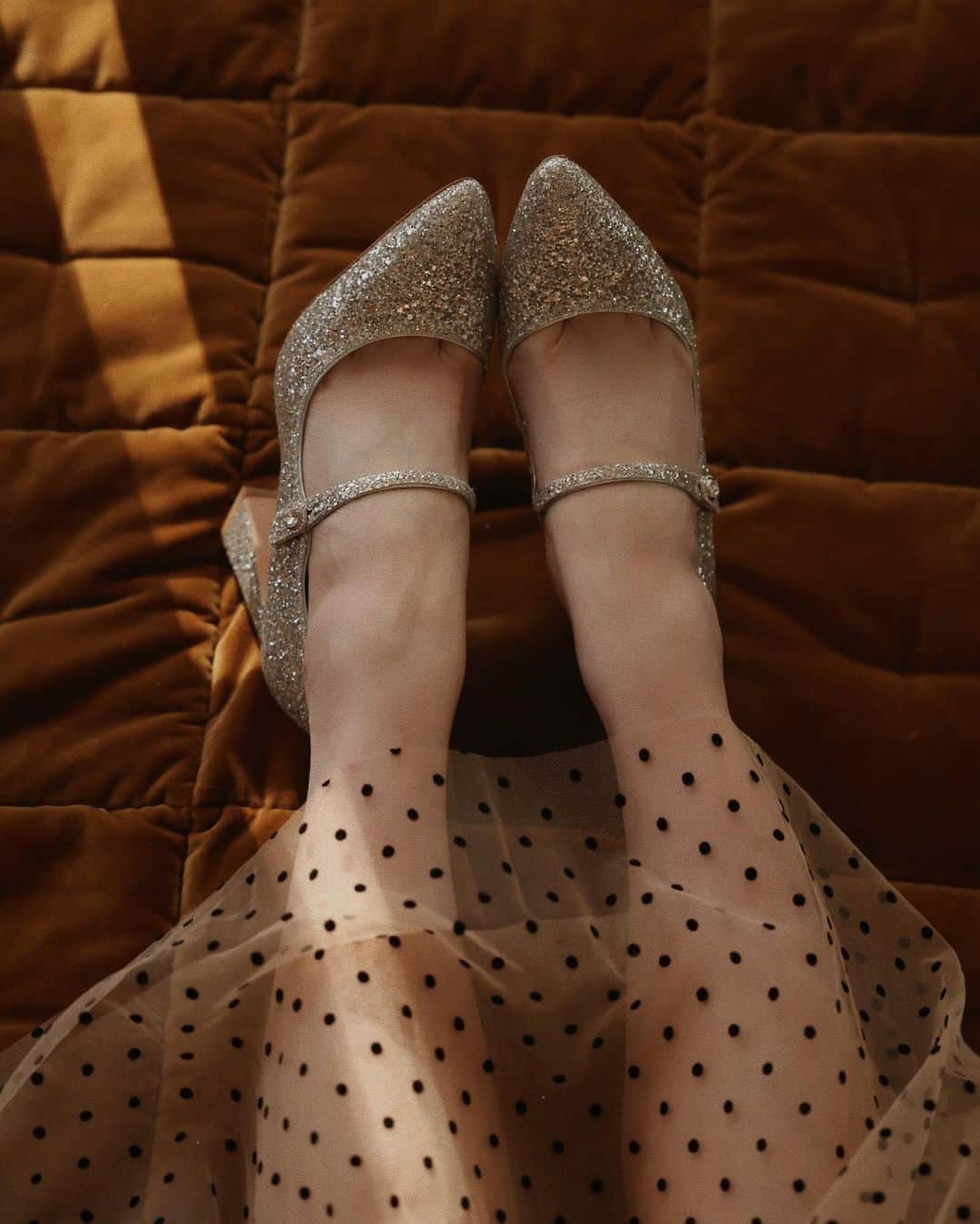 コートニー・ハルヴァーソンのインスタグラム：「You can only choose one, which will it be? ✨ or ☁️? Will be tallying up the votes here for very very important research. . . As for me, it’s been a fair amount of heels + fancy shoes as I’ve had more events and shoots lately, and plenty of trips into the city for both. But I’ll be spending time with family this week for the holidays and will be swapping sparkles for slippers soon enough. Cannot wait to be cozy and a bit offline soon!  . #partyshoes #classicstyle #vintagevibes #shoes」