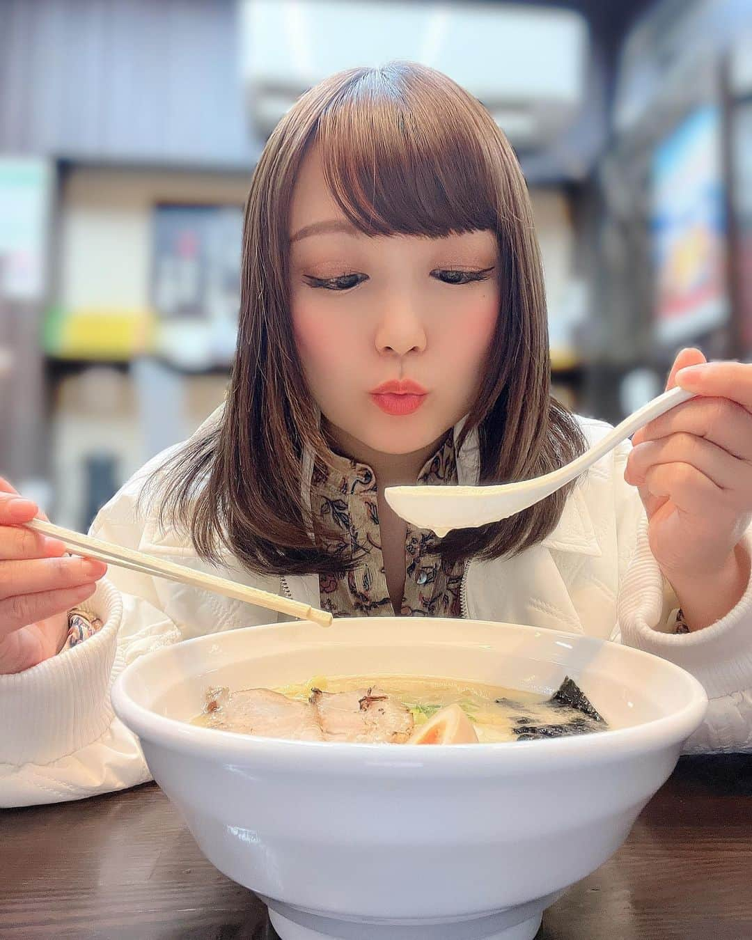 嶋梨夏のインスタグラム：「鶏白湯ラーメンが大好きなのです🤤💓 . . . . . #被写体 #お仕事依頼受付中 #ラーメン #ramen #ラーメン女子 #鶏白湯 #鶏白湯ラーメン #むちむち #ぷに子 #アラサー女子 #平成元年生まれ #150cm #ファインダー越しの私の世界 #ポートレート #ポートレート撮影 #女優 #actress #photooftheday #JAPAN #japanesegirl #instagood #followme #ricashima #嶋梨夏」