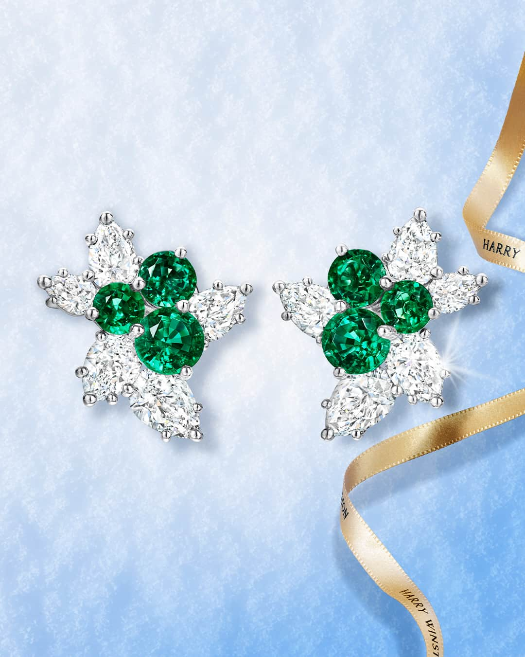 ハリー・ウィンストンのインスタグラム：「Like colorful berries dotting a holiday wreath, these three-dimensional Berry Cluster Emerald and Diamond Earrings adorn the ears with festive style. Discover merry and bright jewels to gift by tapping the link in bio. #WinstonCluster #HarryWinston」