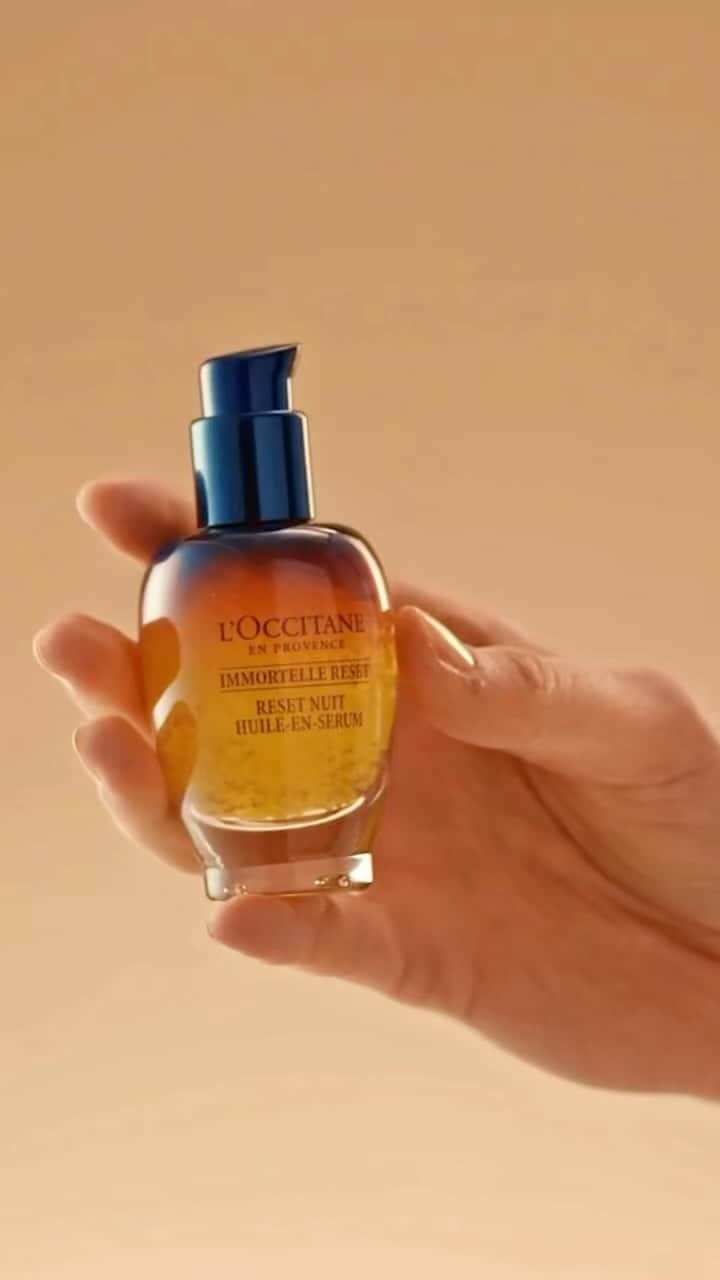 ロクシタンのインスタグラム：「THAT texture 😍 Smooth skin and boost luminosity overnight with our best-selling oil-in-serum. #resetserum #loccitane #skincare」