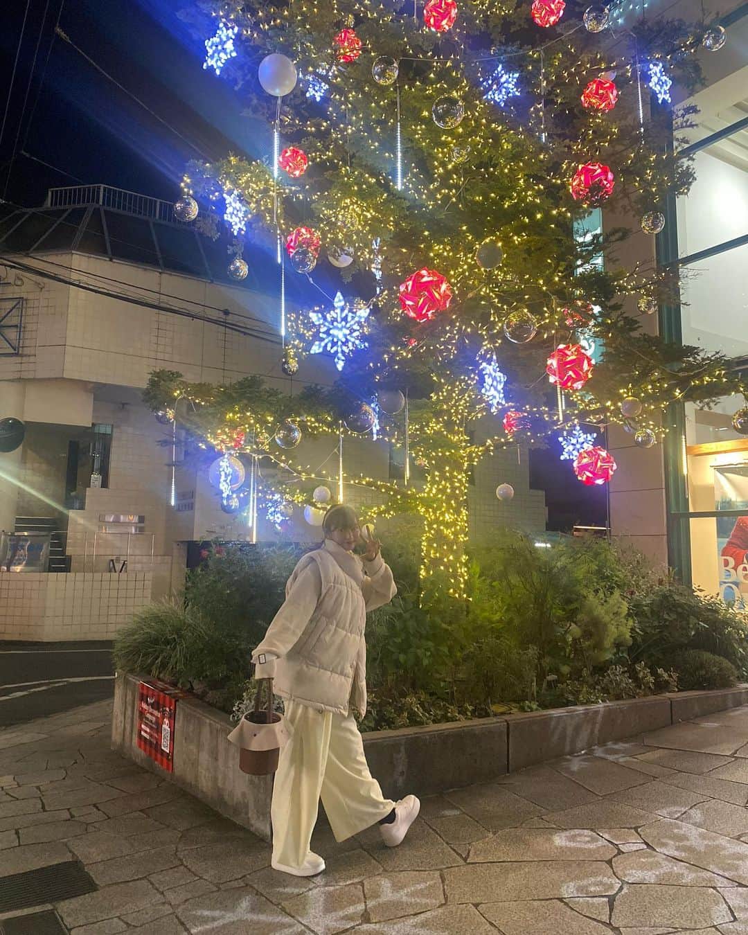 和田瞳のインスタグラム：「クリスマスツリー🎄♡  キラキラしてるものっていつ見てもときめいちゃうなあ。 お買い物とかお食事した近くでイルミネーションあると必ず寄っちゃう、ただただ眺めてるだけで心が浄化される気がするの🫶🏻  クリスマスが近くなると混んでて流されるように歩くだけになるから早めに心に留めておきたい！！！！！  vest : #momentplus  pants : #heather  sneakers : #GU knit : #ZARA bag : #vasic headdress : #eterno」