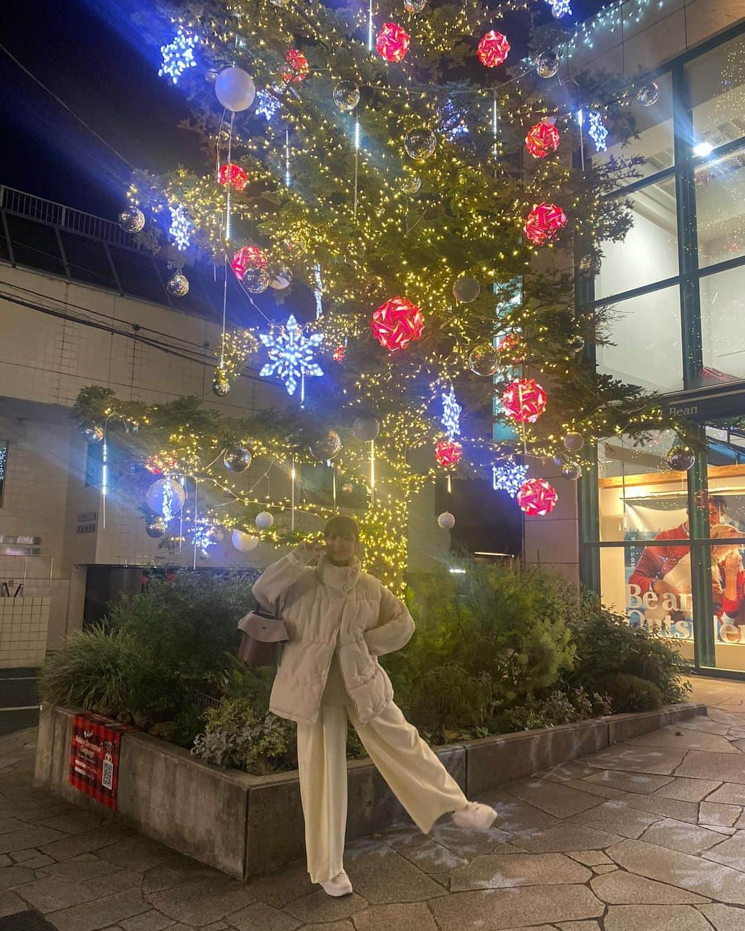 和田瞳さんのインスタグラム写真 - (和田瞳Instagram)「クリスマスツリー🎄♡  キラキラしてるものっていつ見てもときめいちゃうなあ。 お買い物とかお食事した近くでイルミネーションあると必ず寄っちゃう、ただただ眺めてるだけで心が浄化される気がするの🫶🏻  クリスマスが近くなると混んでて流されるように歩くだけになるから早めに心に留めておきたい！！！！！  vest : #momentplus  pants : #heather  sneakers : #GU knit : #ZARA bag : #vasic headdress : #eterno」11月21日 23時42分 - hitogram0218