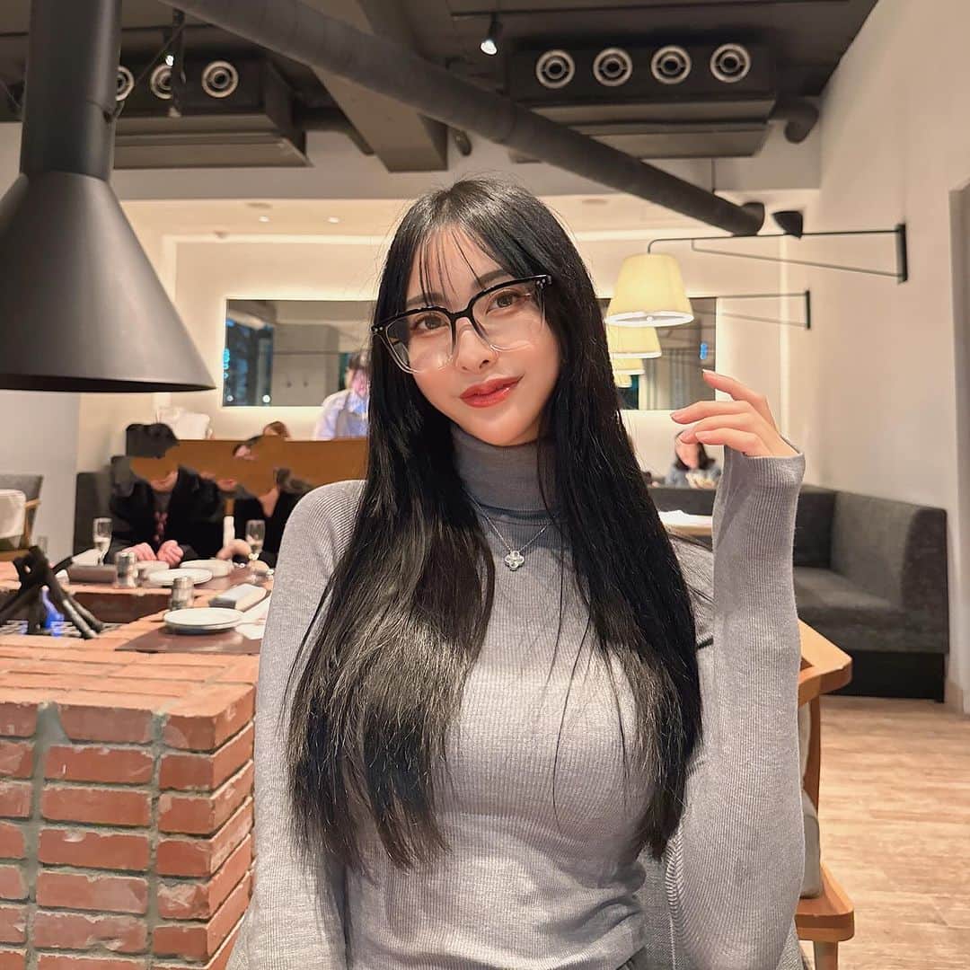 南真琴のインスタグラム：「. . 👓💓  #model#gravure#racequeen#gridgirls#时装#自拍#照片#粉我##팔로우환영#팔로우미#셀카그램#란제리#レースクイーン#fashion#ファッション#ビジョビ#モデル#作品撮り#インスタグラビア#shooting#portrait」