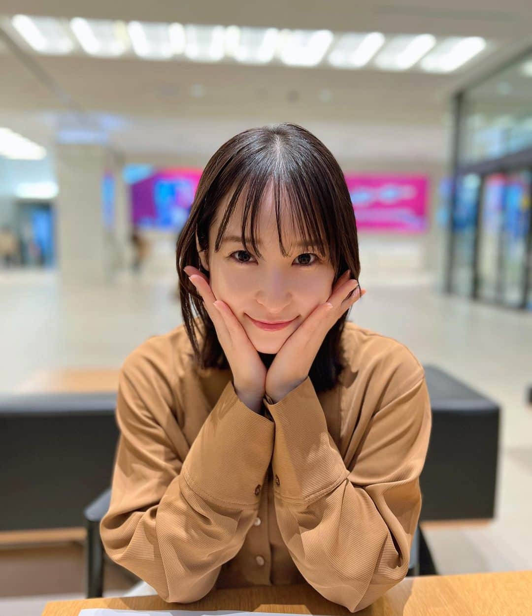 中崎絵梨奈のインスタグラム：「いつかのお仕事合間のわたし。  最近ね、よくサービスしてもらえるのです👴🏻👴🏻  この前はコンビニの袋もらい忘れて、レジ後に「すみません、袋一枚いいですか」って買おうとしたら「ええよ、サービス👴🏻👴🏻」って付けてくれて和菓子でももらったんかくらい喜んでコンビニを後にして、 今日はお寿司屋さんで私以外の人があら汁頼んでたから「一口もらお🥺」ってずるい考えしてたら「ほい、これサービス🧑🏻」って小さいお味噌汁つけてくれて...！！これまた大トロいただいたんかくらい喜んだ私です☺️  もらった幸せしっかり受け取って、私も周りの人たちにおすそわけしていこ〜🐏」