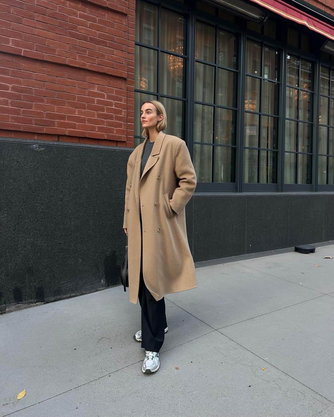 マルチェ・フェルフーフのインスタグラム：「New York minute 🍎」