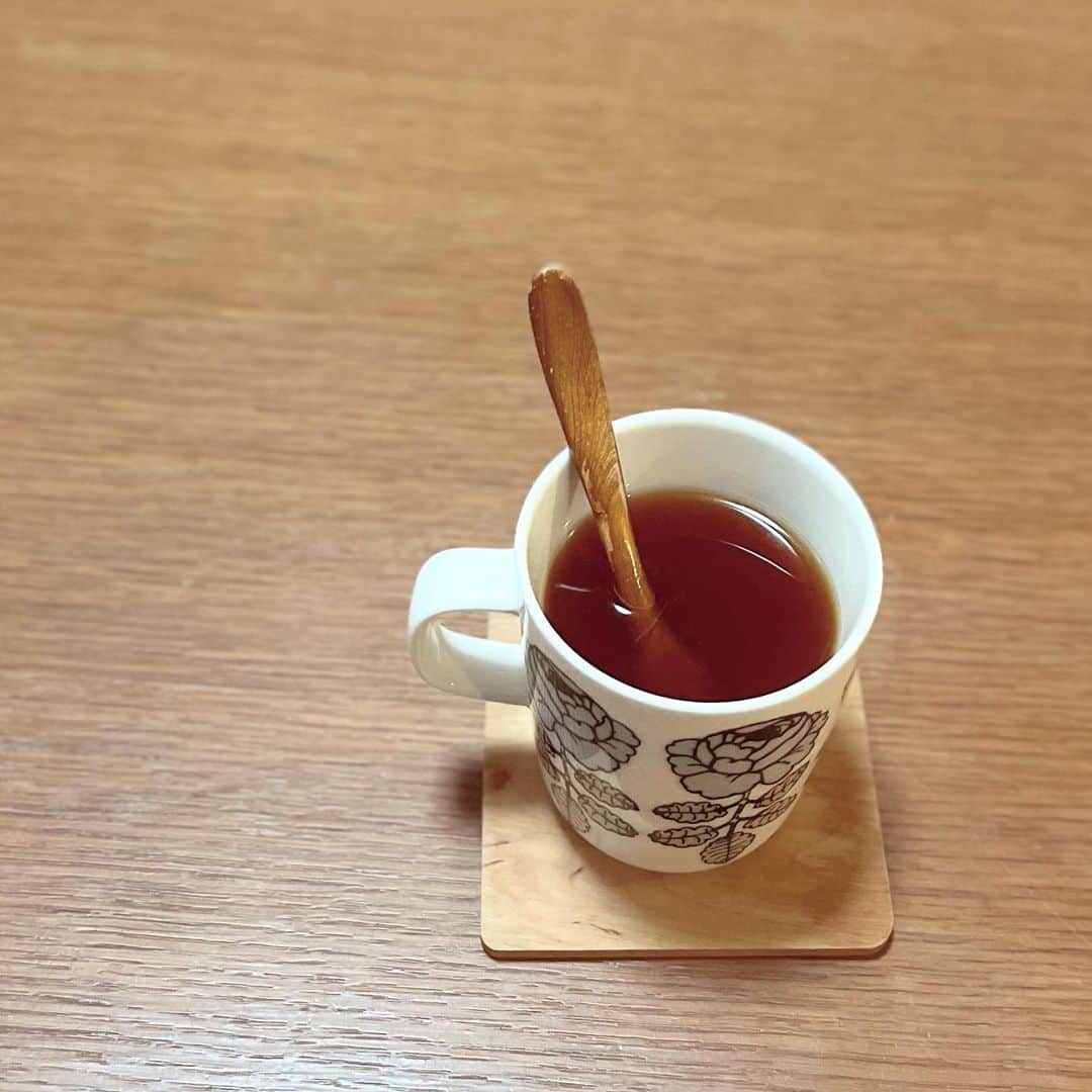 森田恭子さんのインスタグラム写真 - (森田恭子Instagram)「風邪をひいてしまった。そんなときはオレンジジュースに生姜を入れて煮詰めたやつ（オレンジンジャー）を飲むといいよと教えてくれたのはKANくんだったな。今夜はオレンジジュースがないので代わりにハチミツ生姜紅茶を。おやすみ。」11月21日 23時37分 - mori_kyon