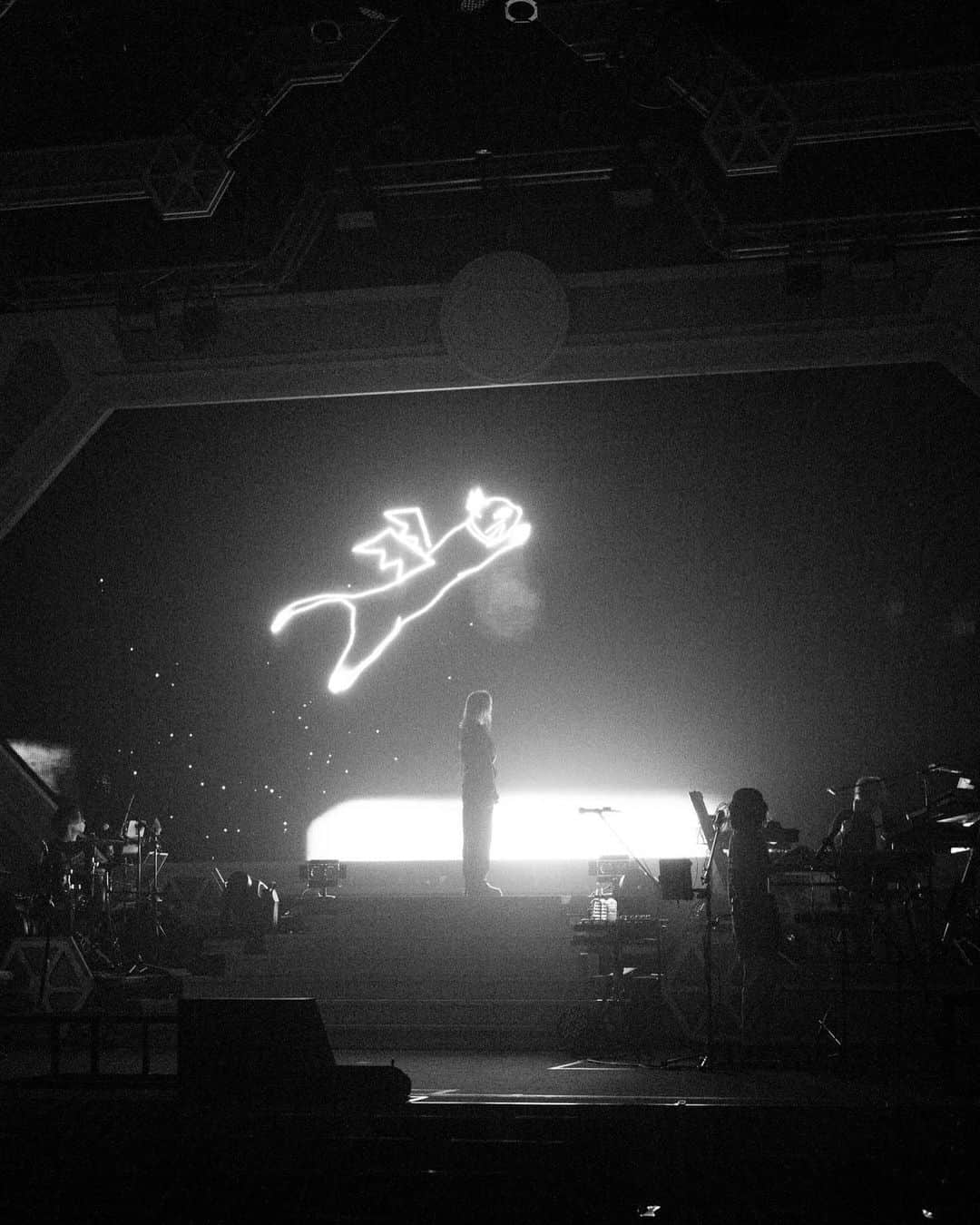 LiSAのインスタグラム：「#LANDERツアー　2週間パワーチャージして今週金曜日は、函館初着陸です🐈‍⬛🚀  季節が急激に変わって、いつもなら気をつけに気をつけていてもガタッとくる時期。NEWMEなわたしで、19本を走り切るためにほんの少しインターバルをもらった1週間。 大丈夫わたし、元気にやってる。  どうかみんなも元気にやれていますように。  残り8公演、よろしくお願いします☻ 📸　@cazrowaoki」