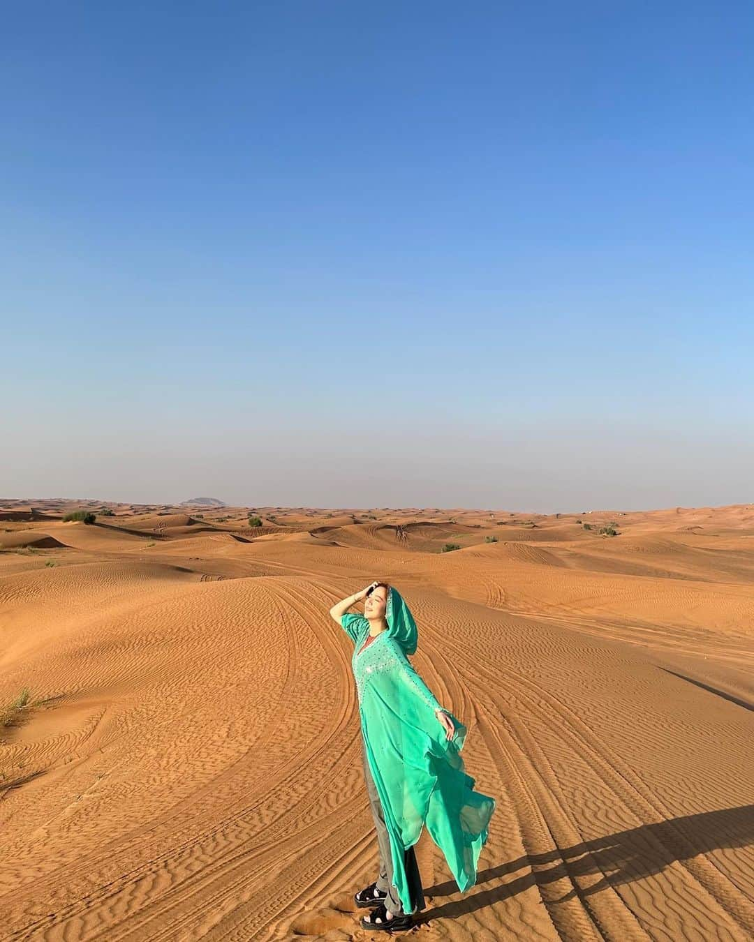 相知明日香さんのインスタグラム写真 - (相知明日香Instagram)「🏜️🐪☀️  砂漠で出逢った元気玉☄️☄️☄️☄️  •┈┈┈••✦☪︎✦••┈┈┈•┈┈┈••✦☪︎✦••┈┈┈•  🇦🇪 𝘿𝙪𝙗𝙖𝙞, 𝙐𝘼𝙀  •┈┈┈••✦☪︎✦••┈┈┈•┈┈┈••✦☪︎✦••┈┈┈•  #Dubai #UAE #MiddleEast #UnitedArabEmirates #🇦🇪 #businesstrip #trip #travel #violinist #artist #travelblog  #travelphotography #desertsafari #desert #旅するヴァイオリニストinUAE #ヴァイオリニスト #バイオリン #海外旅行 #旅 #旅行 #中東 #アラブ首長国連邦 #ドバイ #ドバイ観光  •┈┈┈••✦☪︎✦••┈┈┈•┈┈┈••✦☪︎✦••┈┈┈•」11月21日 23時39分 - asukalohappy