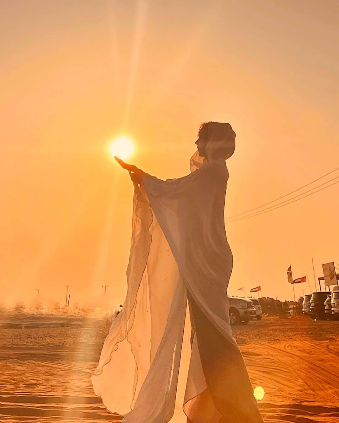 相知明日香のインスタグラム：「🏜️🐪☀️  砂漠で出逢った元気玉☄️☄️☄️☄️  •┈┈┈••✦☪︎✦••┈┈┈•┈┈┈••✦☪︎✦••┈┈┈•  🇦🇪 𝘿𝙪𝙗𝙖𝙞, 𝙐𝘼𝙀  •┈┈┈••✦☪︎✦••┈┈┈•┈┈┈••✦☪︎✦••┈┈┈•  #Dubai #UAE #MiddleEast #UnitedArabEmirates #🇦🇪 #businesstrip #trip #travel #violinist #artist #travelblog  #travelphotography #desertsafari #desert #旅するヴァイオリニストinUAE #ヴァイオリニスト #バイオリン #海外旅行 #旅 #旅行 #中東 #アラブ首長国連邦 #ドバイ #ドバイ観光  •┈┈┈••✦☪︎✦••┈┈┈•┈┈┈••✦☪︎✦••┈┈┈•」