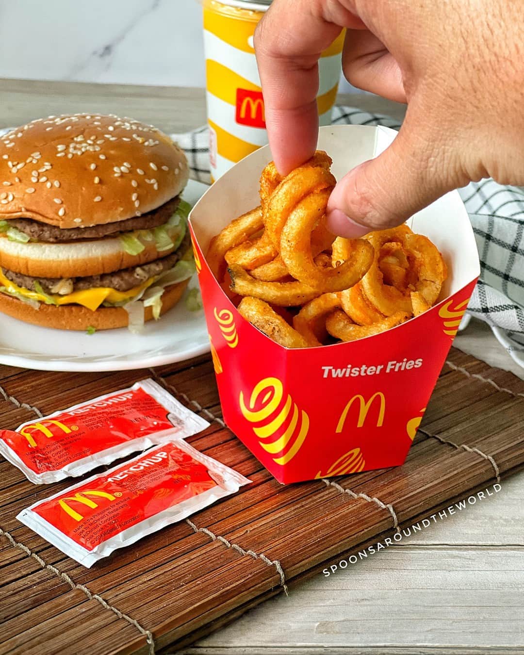 McDonald's Philippinesのインスタグラム：「Isa pa bago mawala! 😱 Dali, order na ng Big Mac meal with Twister Fries via McDelivery!  *Only available in McDo Luzon branches   📸 : @spoonsaroundtheworld」