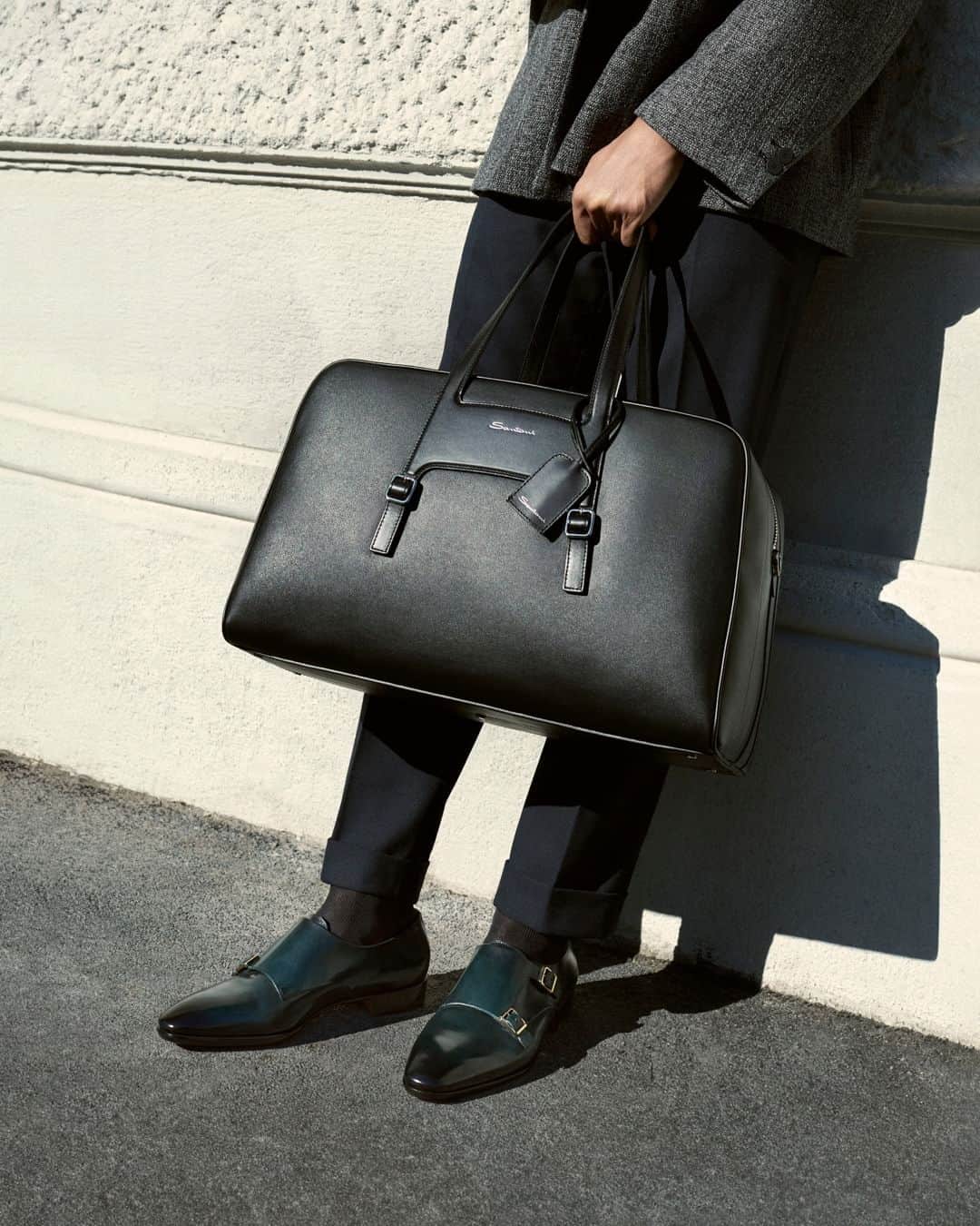 サントーニのインスタグラム：「Lean back, grab hold and make a wish. The season’s leather duffle is handcrafted for elegant holiday escapes.  #Santoni #SantoniMagicalHoliday」