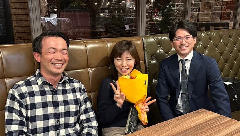 柴田淳さんのインスタグラム写真 - (柴田淳Instagram)「今夜は、私がずっと憧れていた、とりあえずすんごい指導救命士さんと、とりあえずとんでもない救命士さんのおふたりにお会いすることが出来ました❣️  ずっと会いたかった方々です☺️💕  お会いしたら、サプライズまで用意して下さっていました😭✨ 感激🥹💕💕 本当に嬉しかったです🥰 ありがとうございました🥹✨✨✨✨  おふたりの話を聞いていると、私が見ている世界は上澄み程度で、世界の現実を覗いているようでした😵 それはまるで別世界でした😵‍💫  消防の現実、救急の現実、日本の現実、、 最先端で活躍している人が見ている世界は、マジでした🥶  もっともっと聞きたかったし、知りたかった。  私がおバカでダメダメで、いつか嫌われてしまうことがあったとしても、私は彼らから絶対に離れない。離れたくない。 そのくらい、尊敬してる人。  こんな私でも、少しでも彼等の後ろを歩いていけたらなって思ってる。 救命士がどれほど高度なスキルを持っているのか、少しでも広報活動の役にも立てたらいいな。  とりあえず国家試験頑張ります。  今夜は、美味しいディナー🍝とサプライズプレート🎂と素敵な贈り物🎁をありがとうございました🥰  大好きな先輩たち😌 楽しかったなぁ☺️💕✨」11月21日 23時51分 - shibatajun_official