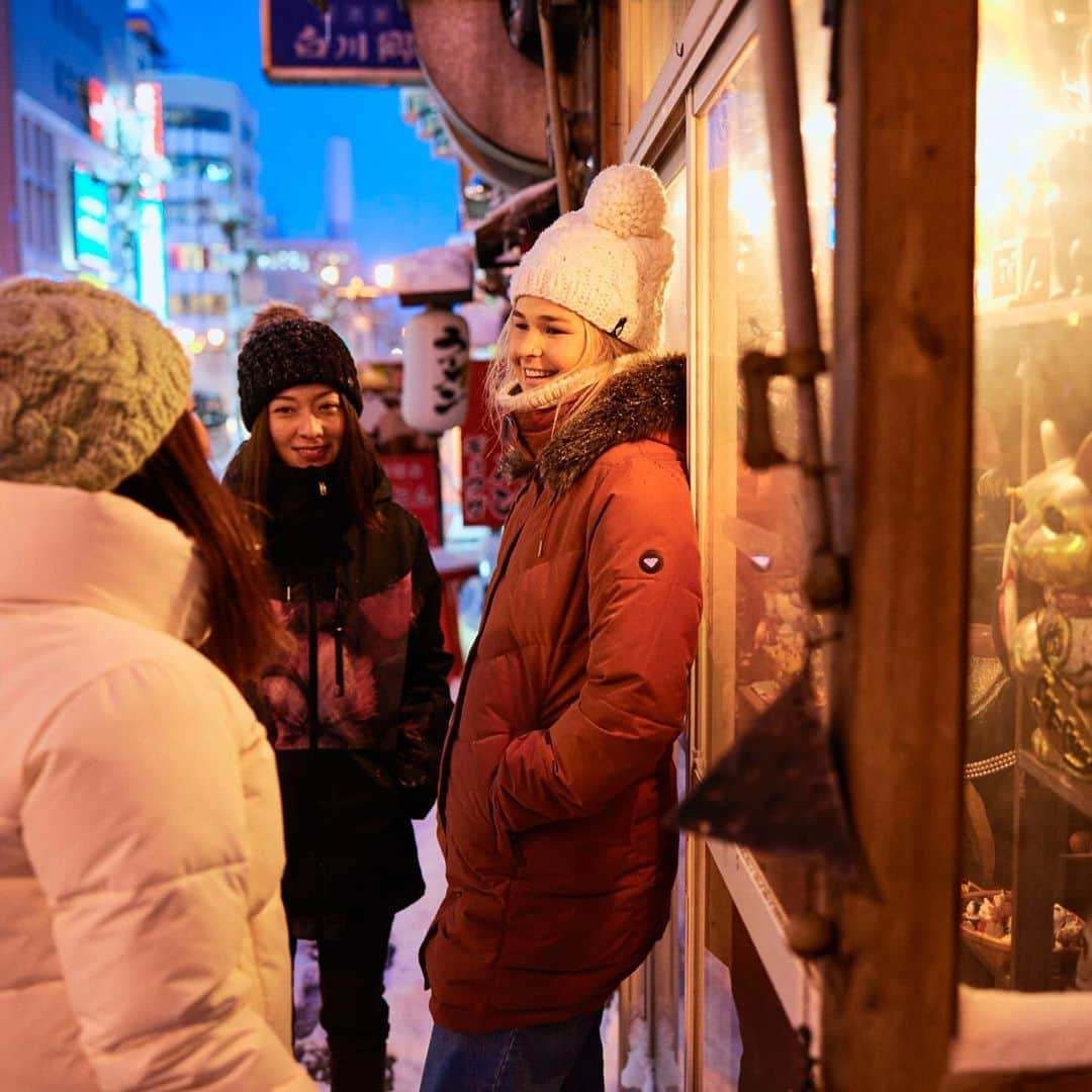 ロキシーさんのインスタグラム写真 - (ロキシーInstagram)「@kareniwadare @miffrennie & @reimikusunoki exploring Hokkaido and staying toasty in our WARMLink 🔥🌡️ collection」11月21日 23時51分 - roxy