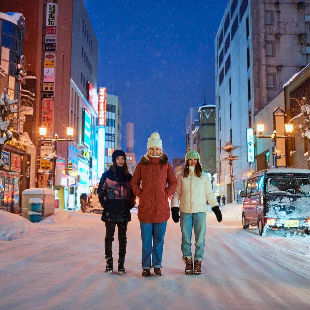 ロキシーのインスタグラム：「@kareniwadare @miffrennie & @reimikusunoki exploring Hokkaido and staying toasty in our WARMLink 🔥🌡️ collection」
