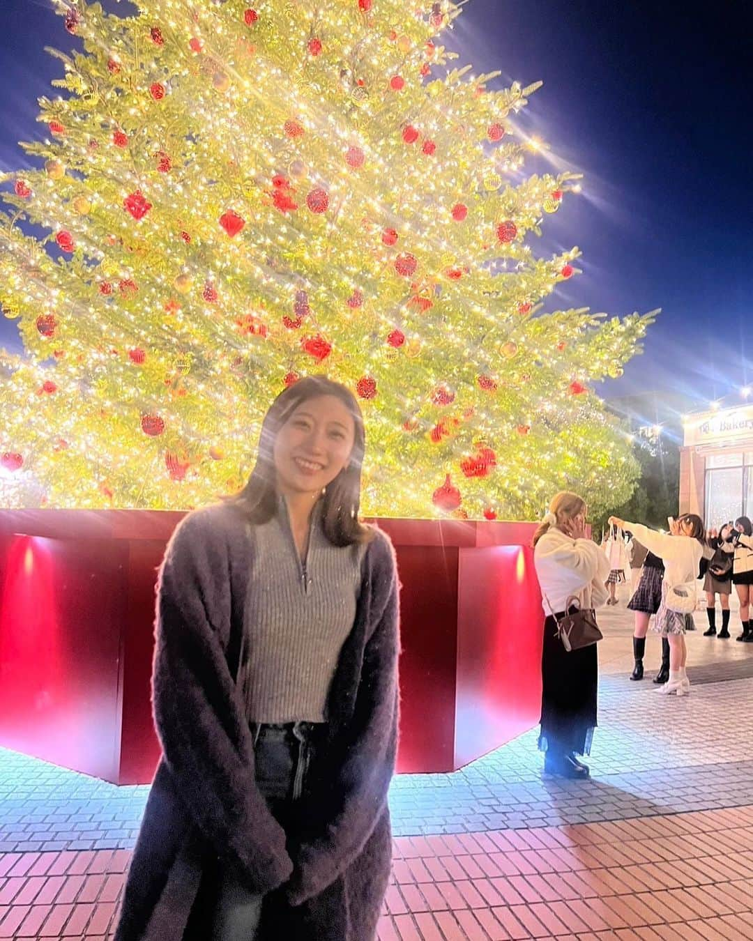 国井麻緒さんのインスタグラム写真 - (国井麻緒Instagram)「🎄✨  今日はいつもより気持ちが大きく動いた日  そして、 やっぱり明るさとか笑顔にはパワーがあるなと 改めて感じれた日☺️  たぶんきっと前に進むきっかけになった日だから、 明日の朝を気持ち良く迎えて 少しでも前に進めるように ゆっくり寝ます💫  @tomoko_mohipilates さん @mayu_mohipilates さん に1日の終わりにステキな場所に連れてってもらいました🥰 今日は本当にありがとうございました❣️  ——————°*𓇼 𓇼°* ——————  @bloompilates_official  インストラクターになる為に  @mohipilates  にて養成中🐣  °*𓇼-———————————𓇼°*  #pilates #ピラティス #銀座ピラティス  #新体操 #mohipilates 養成中 #bloompilates #銀座」11月21日 23時45分 - kuniimao