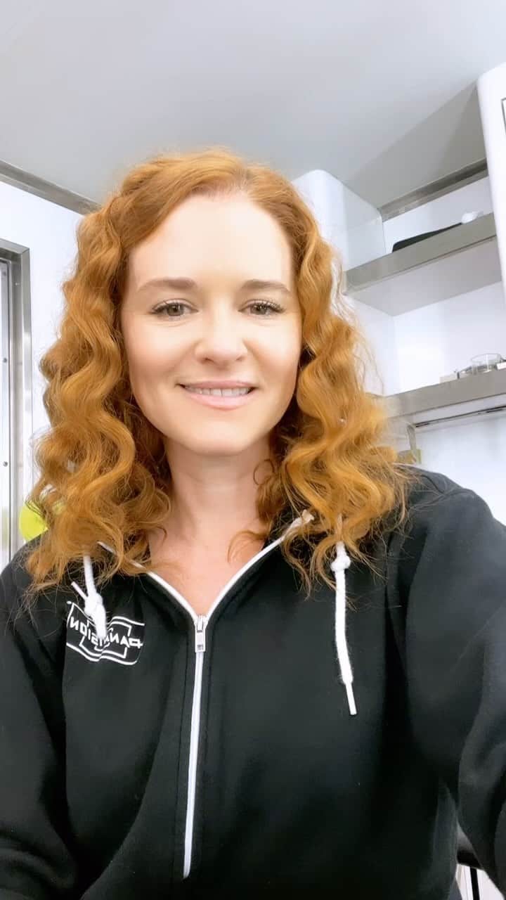 サラ・ドリューのインスタグラム：「“Tara” came out to play. You can watch HOW SHE CAUGHT A KILLER from @lifetimetv on @primevideo ! Hair by @selenataylor_ and makeup by @littlemonstersstudio . Love you ladies so much!」