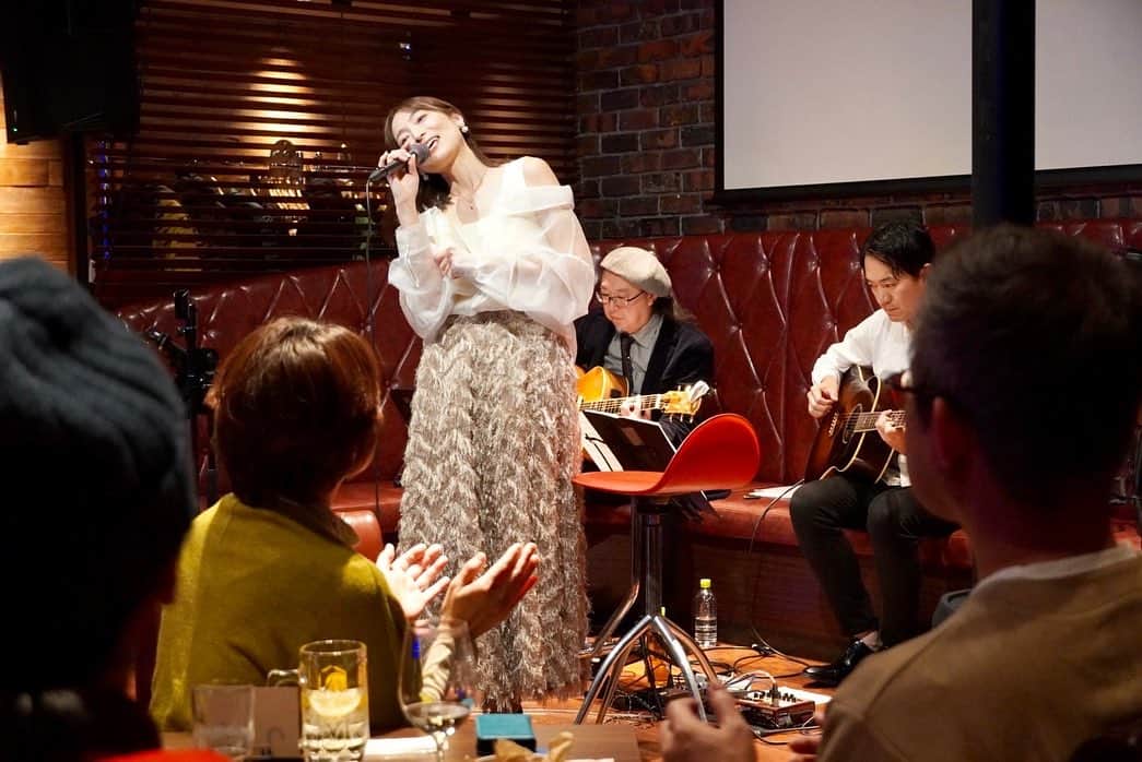 松本英子さんのインスタグラム写真 - (松本英子Instagram)「11.18 sat.  秋田BILLION HOUSEさんでのLIVE🎶 My Song Roots🎤  ゲストのvo.高瀬ちせ先生、g.高瀬公樹先生とのレアコラボ&g.本間貴士さん✨✨✨  師匠と共にステージに立てる幸せを噛み締めながら、先生のAllジャンルを見事に歌いきる凄さに感動し、、横で歌いながらも改めて勉強させて頂いた時間でした🎶 デビュー当時の楽曲たちから、オーディションで歌った曲、暴露話、etc...まさにルーツな選曲でお届け致しました😆ギターも師弟で初コラボ♪これもまた熱いセッションでした🙌  ビリオンハウスさんのスタッフさん達のホスピタリティも素晴らしく、会場の雰囲気も心地よくて、、もの凄い一体感を感じつつ、さすが地元❣️盛り上がりが熱く、最高でした👍  ー感謝ー  set list.  M1. Wild Cherry M2. ながれ星 M3. Sleepin' Angel M4. Little Wing（Jimi Hendrix cover.） M5. Think it over M6. Blue Velvet M7. Amazing Grace M8. Route 66 M9. 魔法の絨毯 M10. Dream M11. realize M12. EVERYDAY!! GRAND MART M13. あなたを見つめているから  EN1. Squall EN2. 喝采〜この道の先に〜」11月21日 23時47分 - matsumoto__eiko