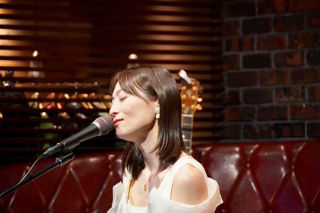 松本英子のインスタグラム：「11.18 sat.  秋田BILLION HOUSEさんでのLIVE🎶 My Song Roots🎤  ゲストのvo.高瀬ちせ先生、g.高瀬公樹先生とのレアコラボ&g.本間貴士さん✨✨✨  師匠と共にステージに立てる幸せを噛み締めながら、先生のAllジャンルを見事に歌いきる凄さに感動し、、横で歌いながらも改めて勉強させて頂いた時間でした🎶 デビュー当時の楽曲たちから、オーディションで歌った曲、暴露話、etc...まさにルーツな選曲でお届け致しました😆ギターも師弟で初コラボ♪これもまた熱いセッションでした🙌  ビリオンハウスさんのスタッフさん達のホスピタリティも素晴らしく、会場の雰囲気も心地よくて、、もの凄い一体感を感じつつ、さすが地元❣️盛り上がりが熱く、最高でした👍  ー感謝ー  set list.  M1. Wild Cherry M2. ながれ星 M3. Sleepin' Angel M4. Little Wing（Jimi Hendrix cover.） M5. Think it over M6. Blue Velvet M7. Amazing Grace M8. Route 66 M9. 魔法の絨毯 M10. Dream M11. realize M12. EVERYDAY!! GRAND MART M13. あなたを見つめているから  EN1. Squall EN2. 喝采〜この道の先に〜」