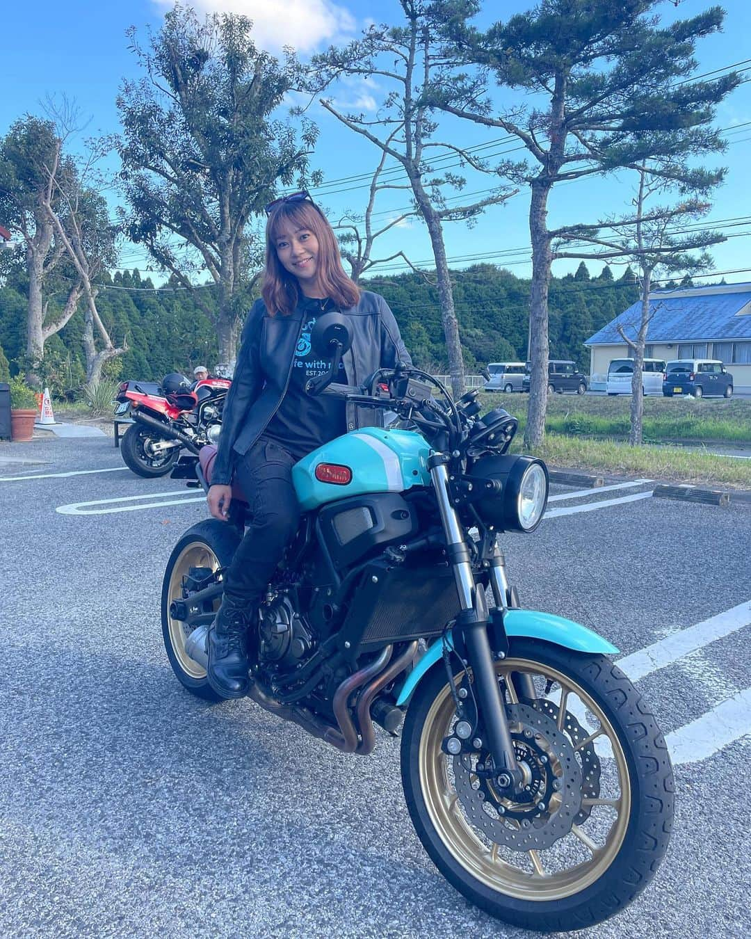 指出瑞貴のインスタグラム：「🏍️🩵🩵 #yamaha #yamaha女子 #ヤマハ #ヤマハ女子  One day touring. 😆 #xsr700 #xsr #カスタムバイク   実はカスタム終了後のバイクを取りに行った、次の日に 早速ツーリングへ行ってきました笑　早起き〜♡ バイクラブなスタッフ様がたと❤️ 東金の @56design レイクサイドテラスへ  フェリー移動したり⛴️帰りは大渋滞にはまったり。笑 楽しい楽しい1日でした☺️☺️  この写真やーっとやっとアップできたー🥰 中野さんにもお披露目してきました！笑」