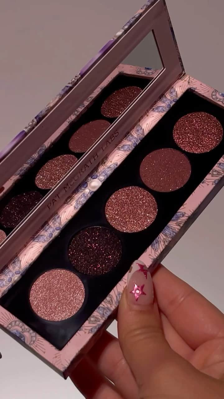 パット・マグラスのインスタグラム：「SEASONAL SPLENDOR ✨💎✨ This #Holiday2023, sparkle with the NEW LIMITED EDITION Bijoux Brilliance Eye Shadow Palette: Bordeaux Bliss. Your holiday is bound to be sensational with these silky satin mattes and rich metallics. ✨💎✨ SHOP NOW at PATMcGRATH.COM.  ✨STARRING✨ Bijoux Brilliance Eye Shadow Palette: Bordeaux Bliss ‘PLATINUM ROSEWATER’ - Pastel Platinum Rose Shimmer  ‘RUBY NOIR’ - Black Cherry Metallic with Pink Sparkle  ‘NAKED SUNSET’ - Warm Rose Platinum Metallic  ‘MAUVE MYSTIQUE’ - Cool Mauve Satin Matte  ‘COSMIC GARNET’ - Deep Burgundy Metallic with Rose Sparkle」