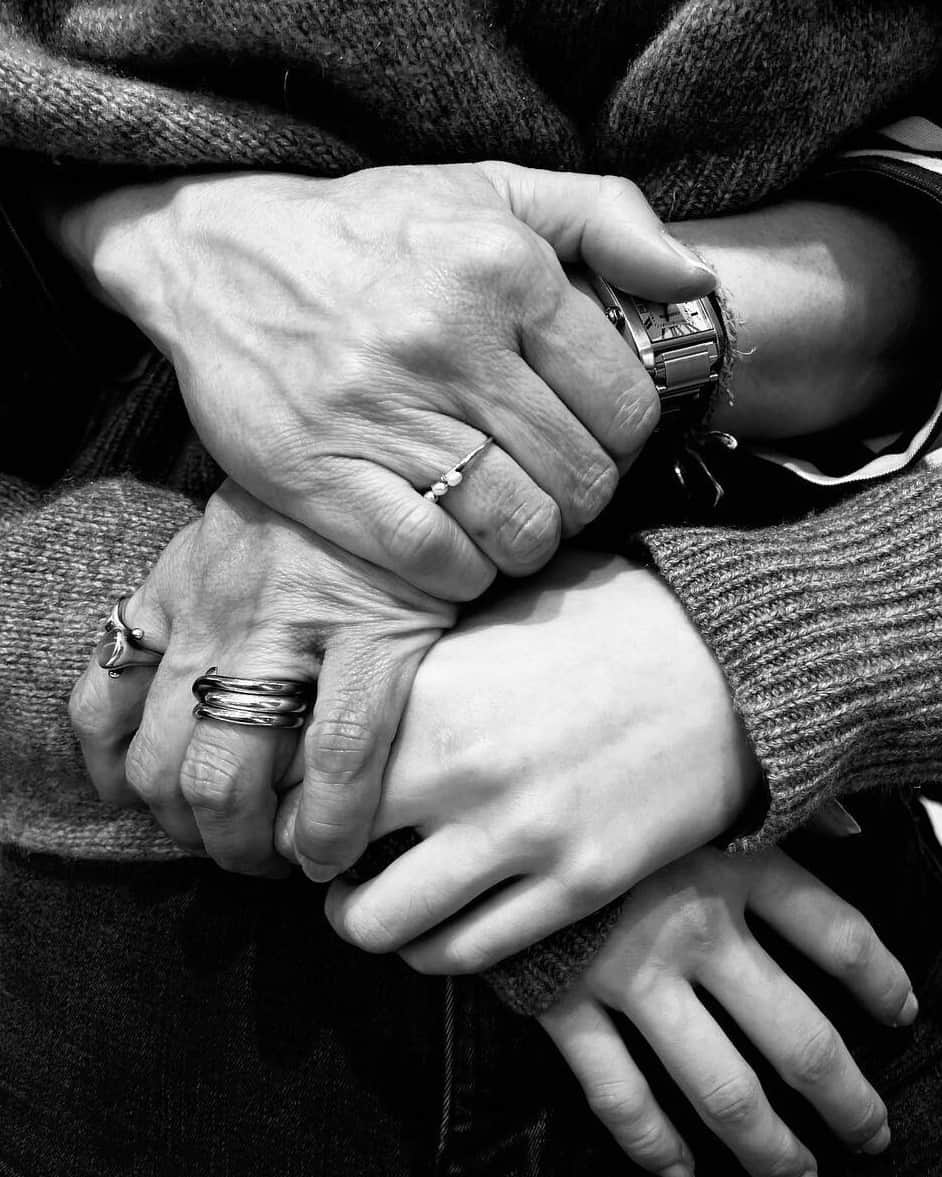 ライカのインスタグラム：「Mother and daughter  In touch we see the language of love, connection, and understanding. What stories do you see in this gesture?  📷:@a.b.f.a.b with Leica SL2 #LeicaCamera #Leica #🔴📷」