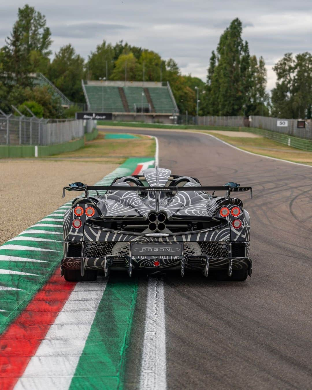 パガーニ・アウトモビリのインスタグラム：「A new Hypercar from the Grandi Complicazioni division is ready to hit the road. And the roar.  Can you recognize what is hiding under the wraps?  Stay tuned: you will find it out sooner than you think.  #Pagani #PaganiAutomobili #PaganiGrandiComplicazioni」