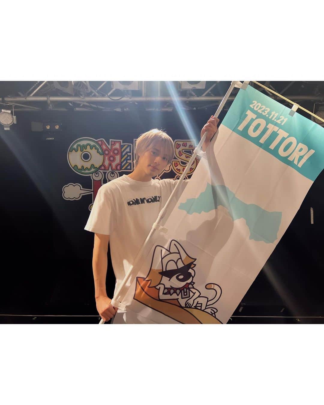 上村謙信/KENSHINのインスタグラム：「鳥取公演ありがとうございました！ 今日はCDデビュー5周年、メモリアルな日を鳥取で迎えることが出来て良かった！  これからもワンエンちゃん、鳥のように羽ばたきます🐓  #ONENONLY #ワンエン」