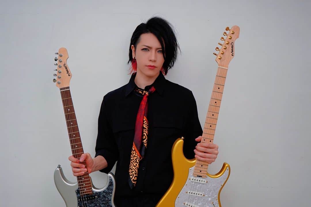 大村孝佳のインスタグラム：「My two EDWARDS-Produced models will be released!! EDWARDSから僕のプロデュースモデル2種の発売が決定しました！ リクエストの多かったゴールドちゃんとシルヴァです🎸🎸 #espguitars #EDWARDS #大村孝佳 #TakayoshiOhmura」