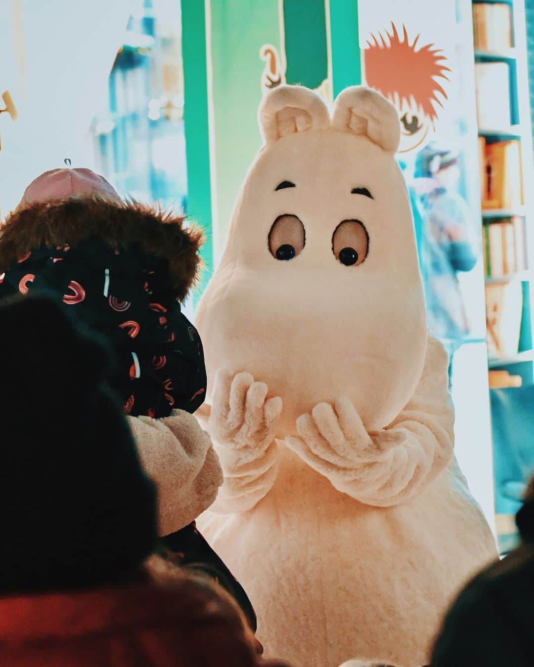 のインスタグラム：「Wow, what an opening weekend at our Esplanadi shop! 🤩 A crowd of Moomin fans were welcomed to the new shop on Esplanadi in Helsinki this past weekend. ✨  Pictures were taken from the opening day on Friday, and despite the biting cold and long queues, a great group of eager shoppers lined up for the opening early in the morning. Once in, they were greeted by Moomintroll, mulled wine and gingerbread. During the day, visitors had the chance to shop the newest products, get their faces painted by @kailanimathur and participate in Moomin reading sessions together with @reidarwasenius. What a wonderful way to start the weekend. 🤩  Thank you to everyone who visited the shop this weekend! Hopefully, it sparked some joyful moments, inspiration and warmth. 🥰  Did you visit the new shop during the opening weekend, or are you going to now? Let us know in the comments. 🤩  #moomin #moominofficial #moominespa #moominshop」