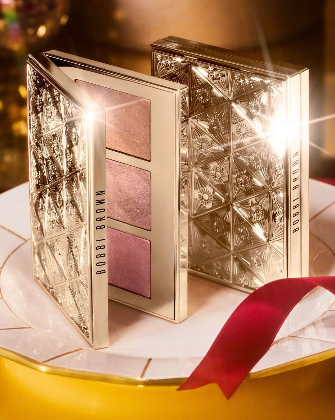 ボビイブラウンのインスタグラム：「Mirror the glamour and glow of the holiday season. The 3-in-1 Limited-Edition Luxe Cheek & Highlight Palettes (here in Rose Glow) warm, lift, and enhance your look with a radiant, lit-from-within finish.  GET READY TO GLOW: • Luxe Cheek & Highlight Palette in Rose Glow: Features warm-toned pinks and peachy shades • Luxe Cheek & Highlight Palette in Golden Glow: Features shimmering golds and deep copper shades  Shop now at bobbibrown.com. Shade availability varies by market.  #BobbiBrown #BobbiBrownHolidayCollection #GoldenGlamourCollection #LuxeCheekAndHighlightPalette #HolidayBeauty #LimitedEdition #Makeup」