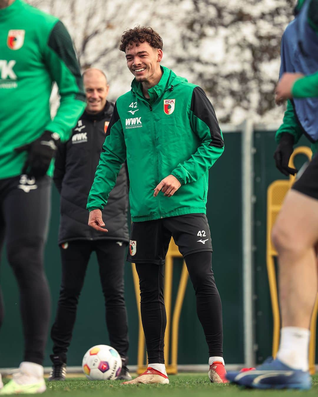 FCアウクスブルクさんのインスタグラム写真 - (FCアウクスブルクInstagram)「Gute Stimmung zum Wochenstart! 😌🔜 #FCUFCA ⚽️  #FCA #FCA1907 #fcaugsburg」11月21日 23時57分 - fcaugsburg1907