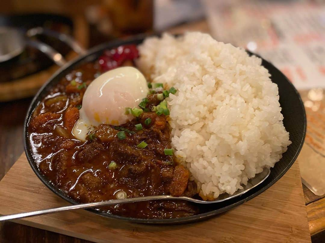 大沢文也のインスタグラム：「メチャクチャ美味しいカレーに出会ってしまった… ここまじで美味しい😭  練馬区？板橋区？どっちだろうか。 俺好みの美味しさで最高だった😆  カレー屋さんではなくカラオケバーのカレー🍛 最高だぜ(^O^)  #カレー #🍛 #牛すじカレー」